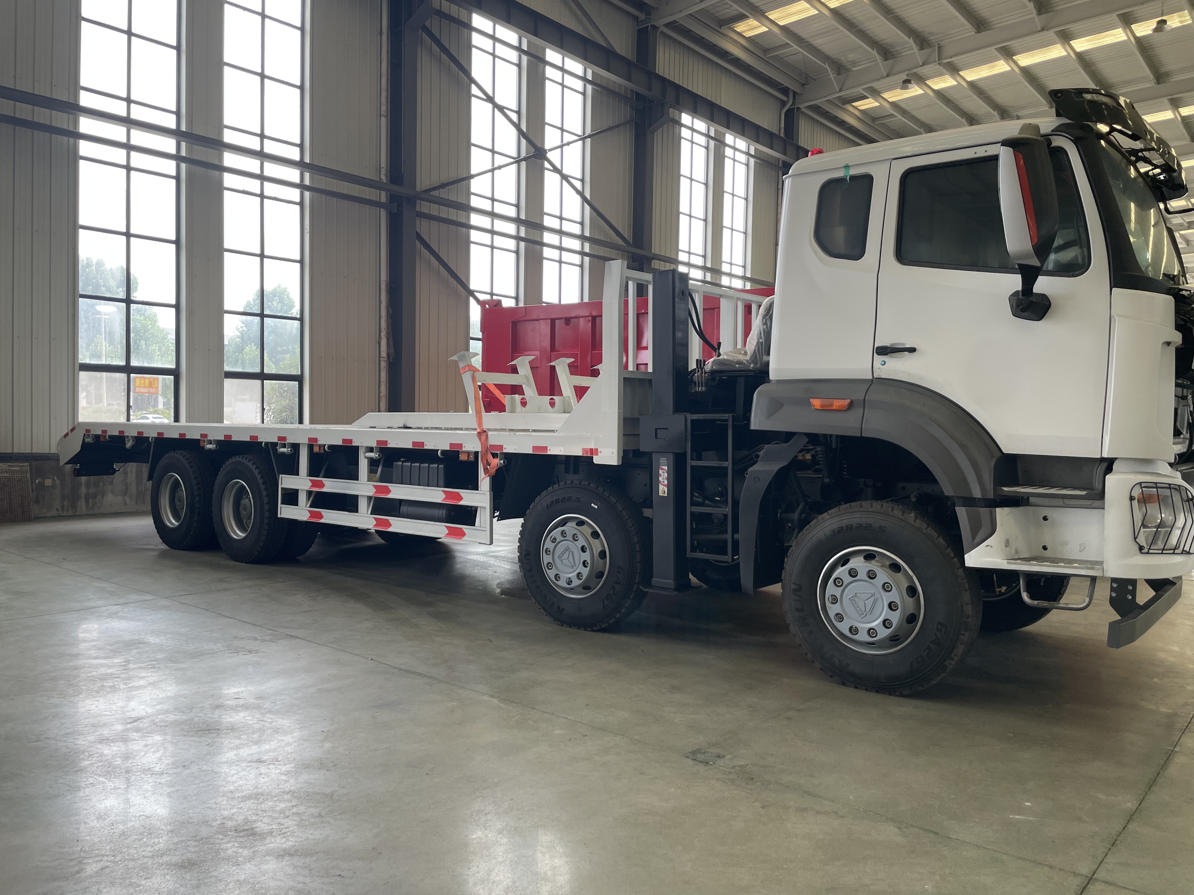 SINOTRUK HOWO NX 8×4 Flatbed Truck