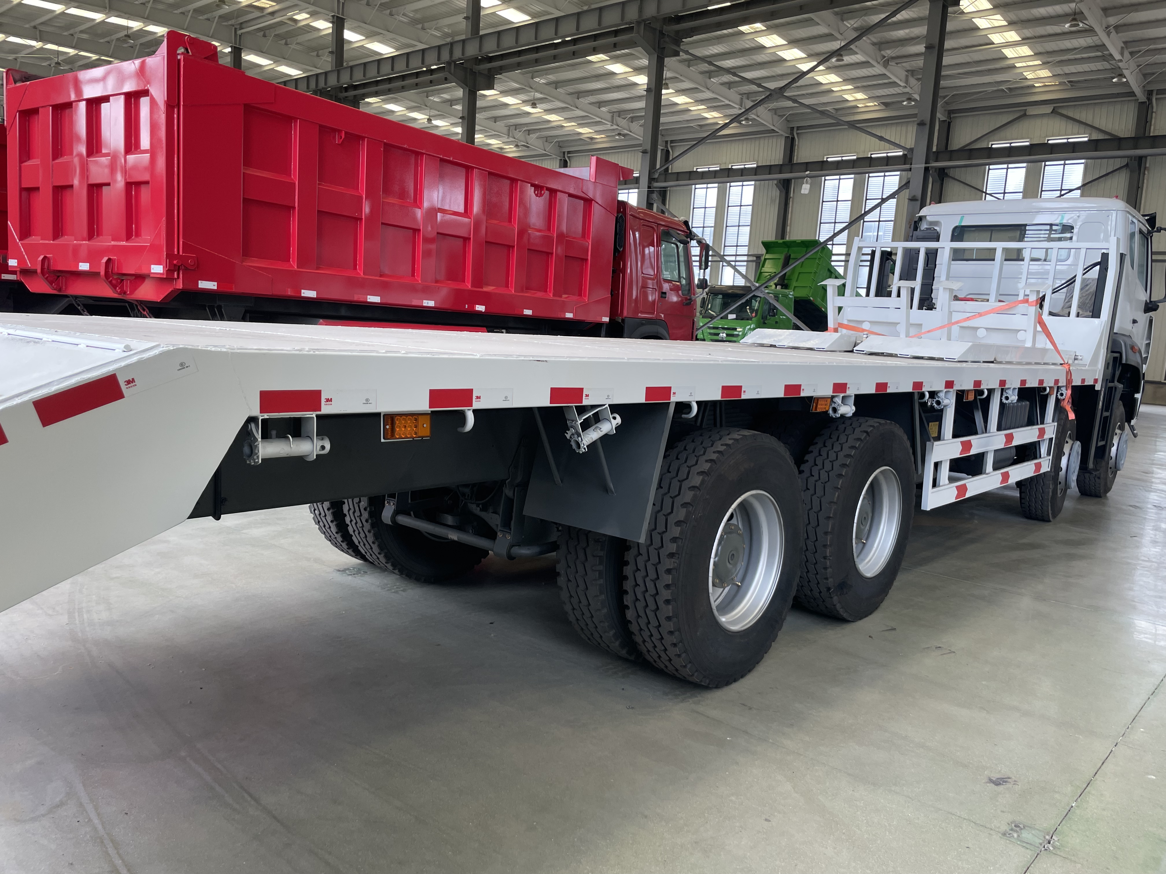 SINOTRUK HOWO NX 8×4 Flatbed Truck