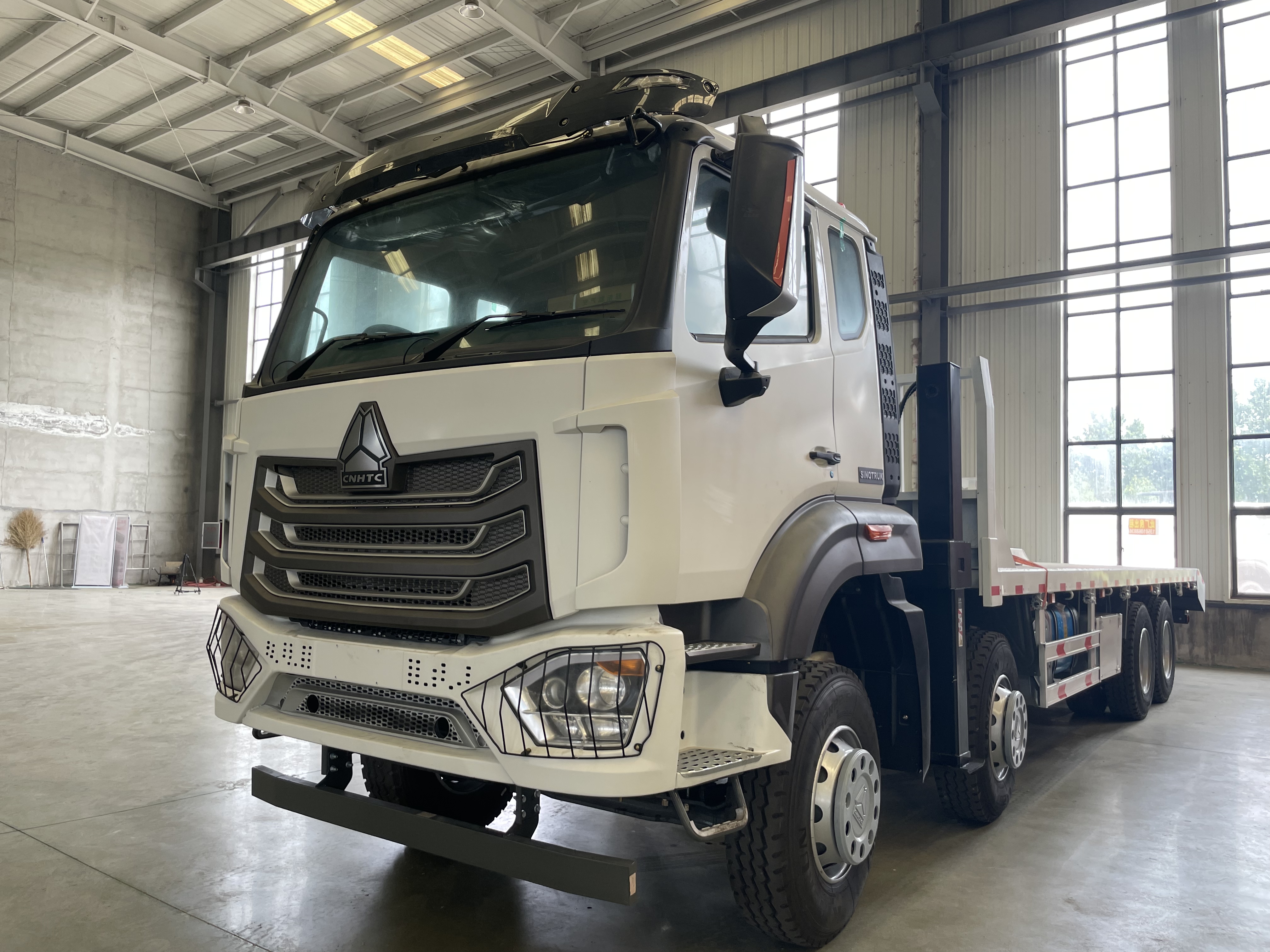 SINOTRUK HOWO NX 8×4 Flatbed Truck