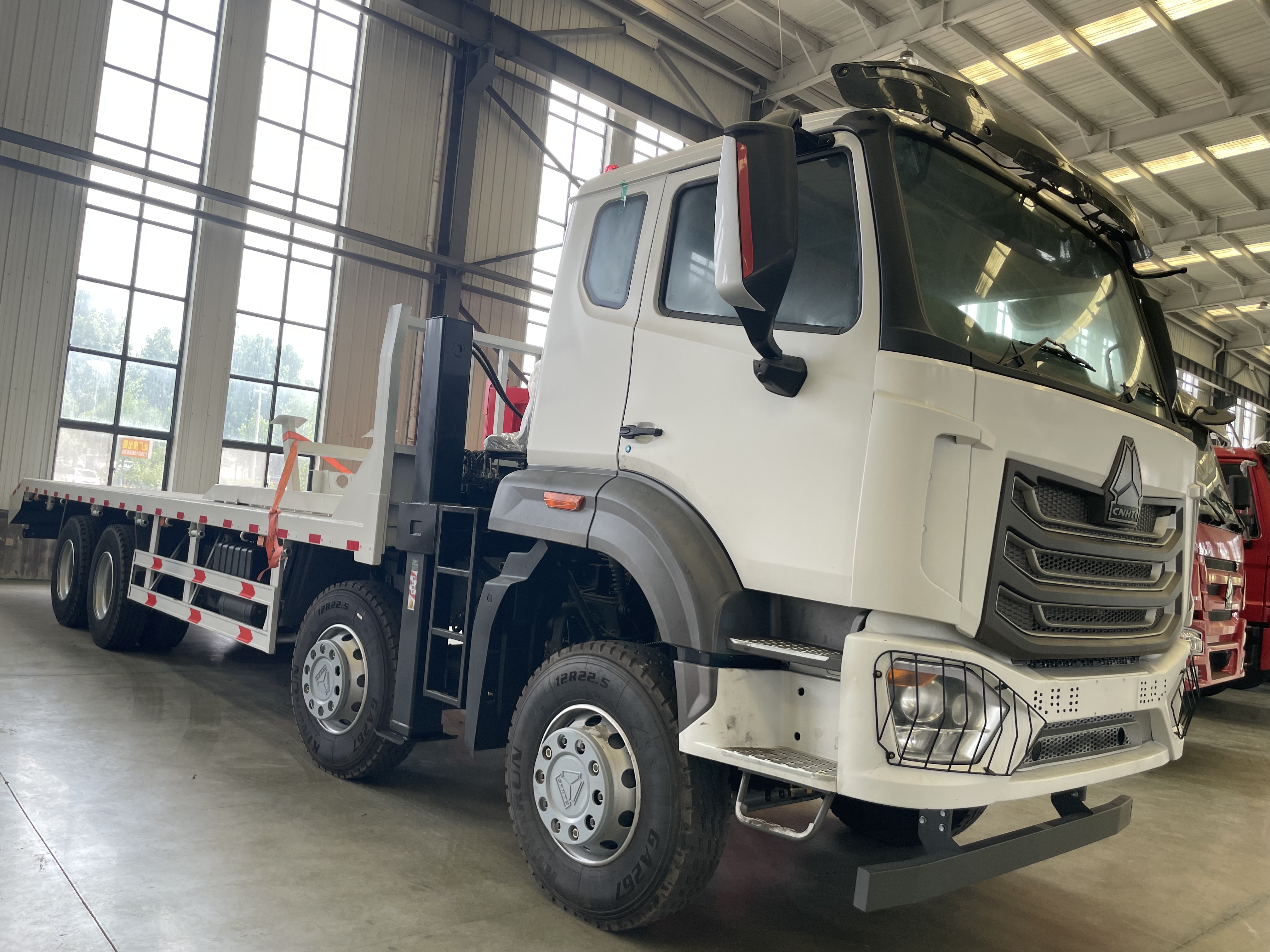SINOTRUK HOWO NX 8×4 Flatbed Truck