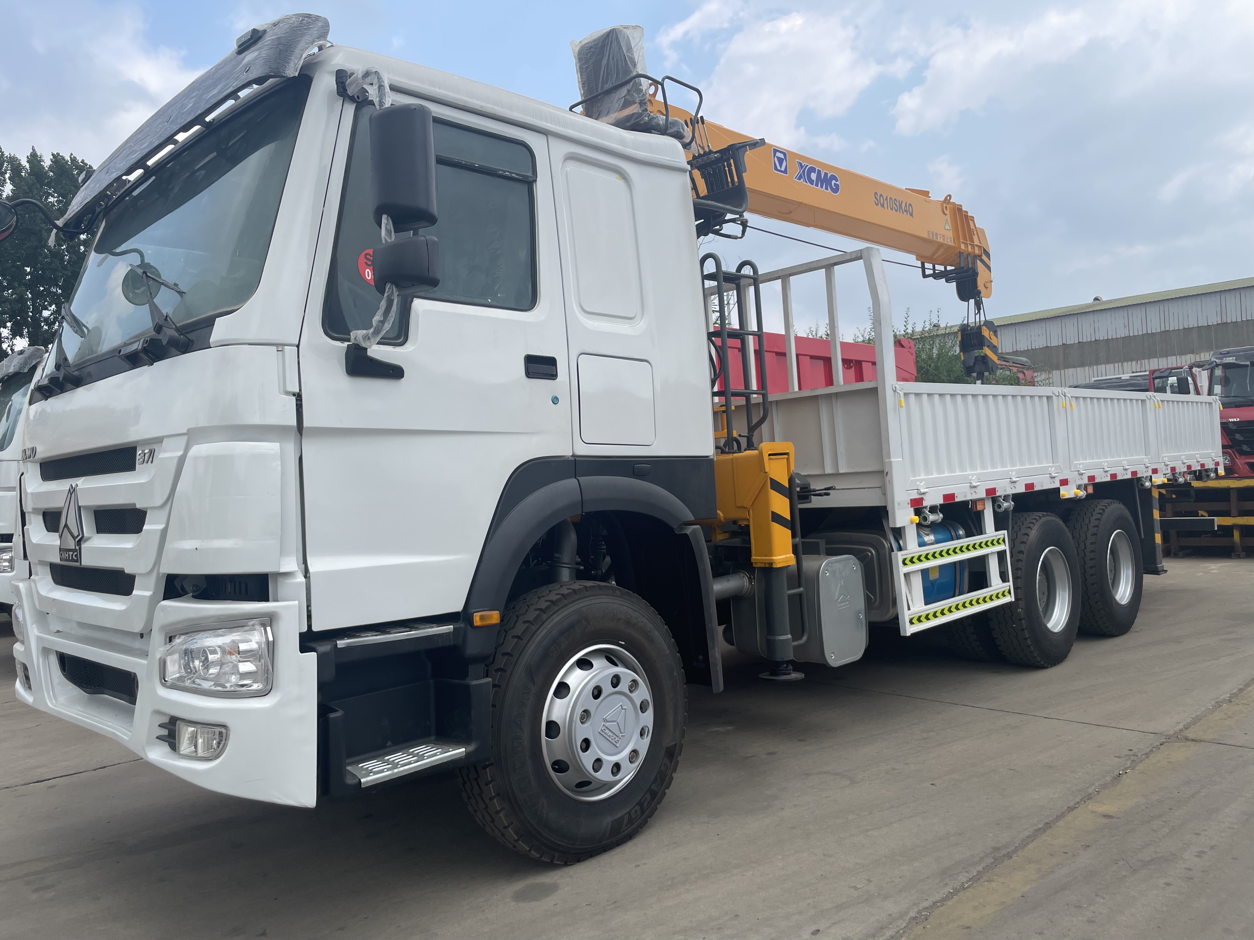 SINOTRUK HOWO 6×4 Truck Mounted Crane (10Ton Telescopic Boom