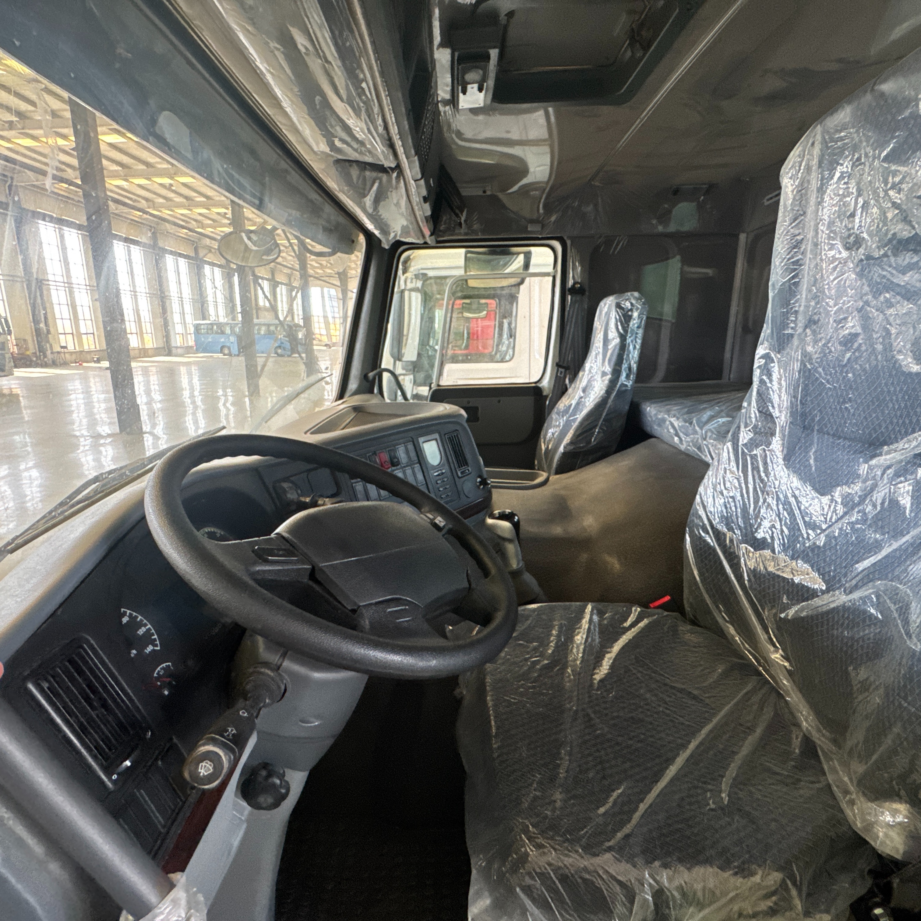 SINOTRUK HOWO 4x2 380HP Tractor Truck