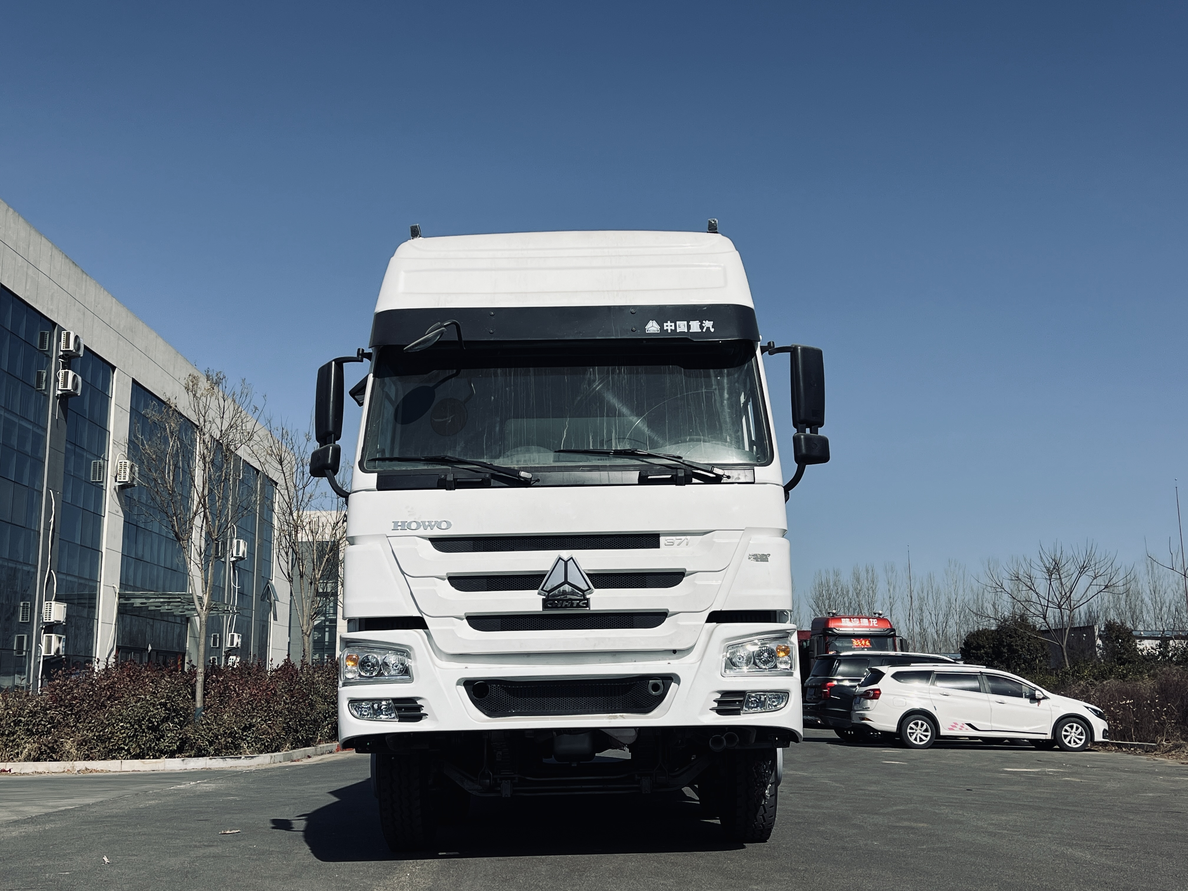Sinotruk Howo 8×4 Box Cargo Truck