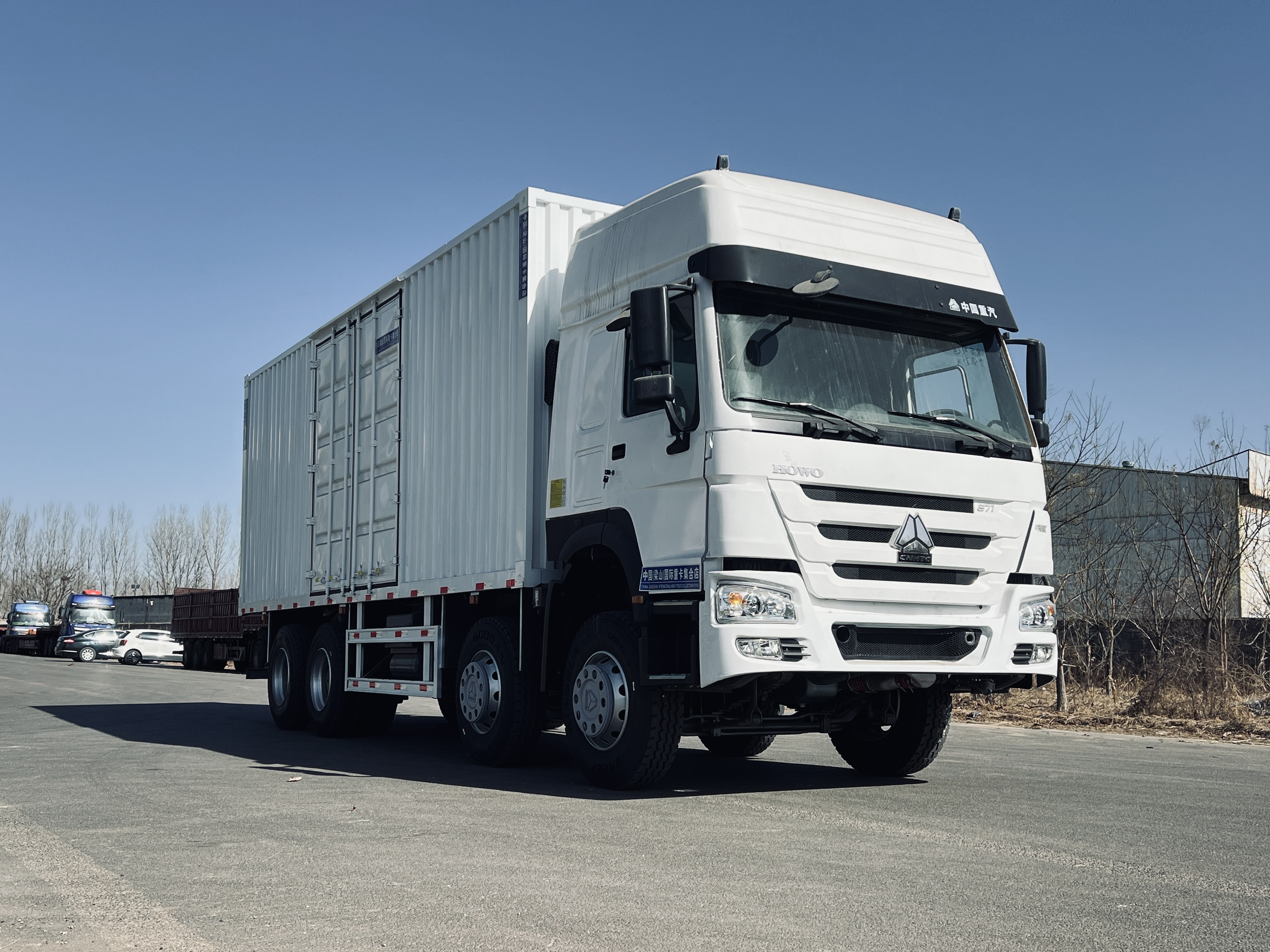 Sinotruk Howo 8×4 Box Cargo Truck