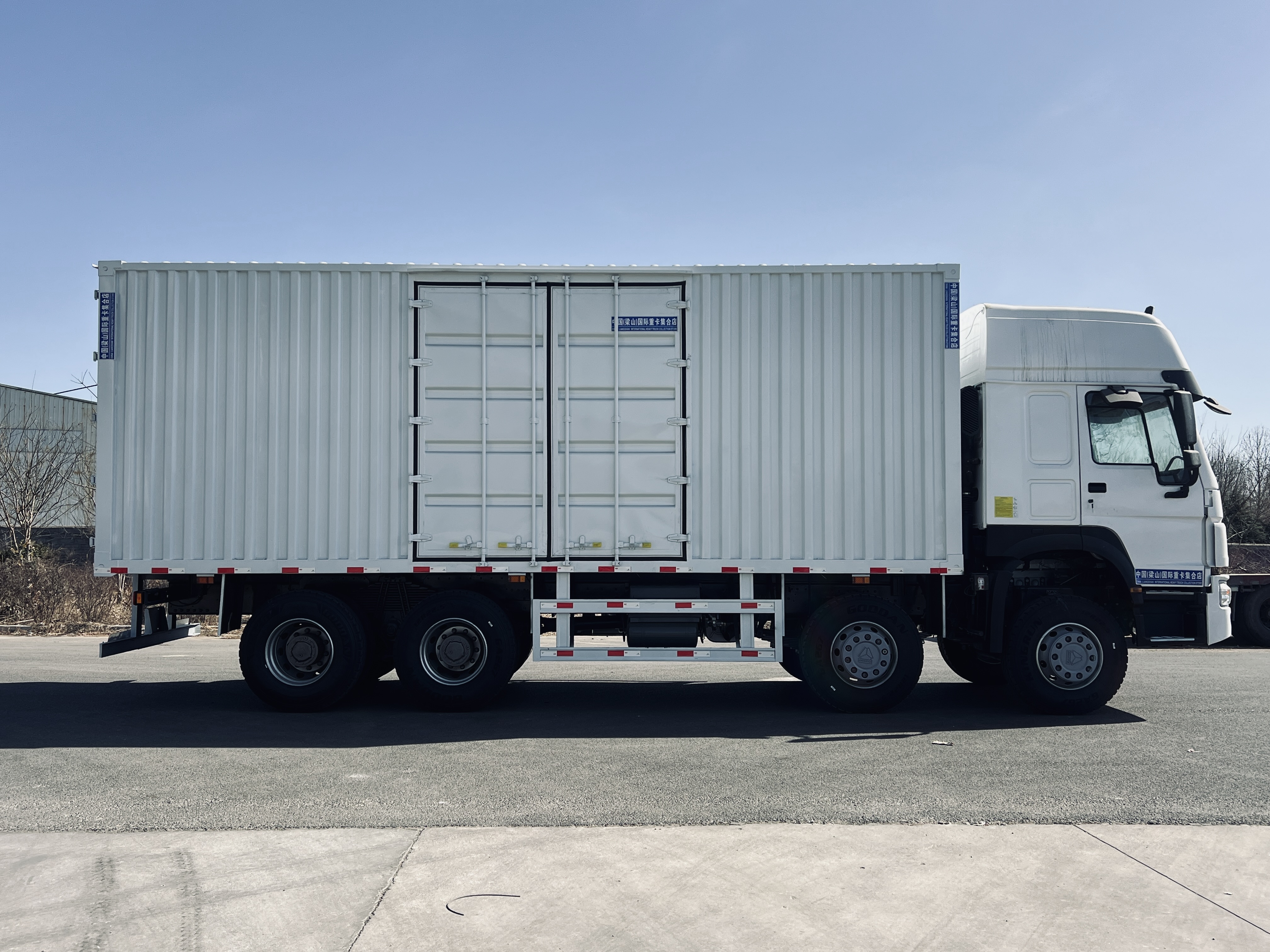 Sinotruk Howo 8×4 Box Cargo Truck