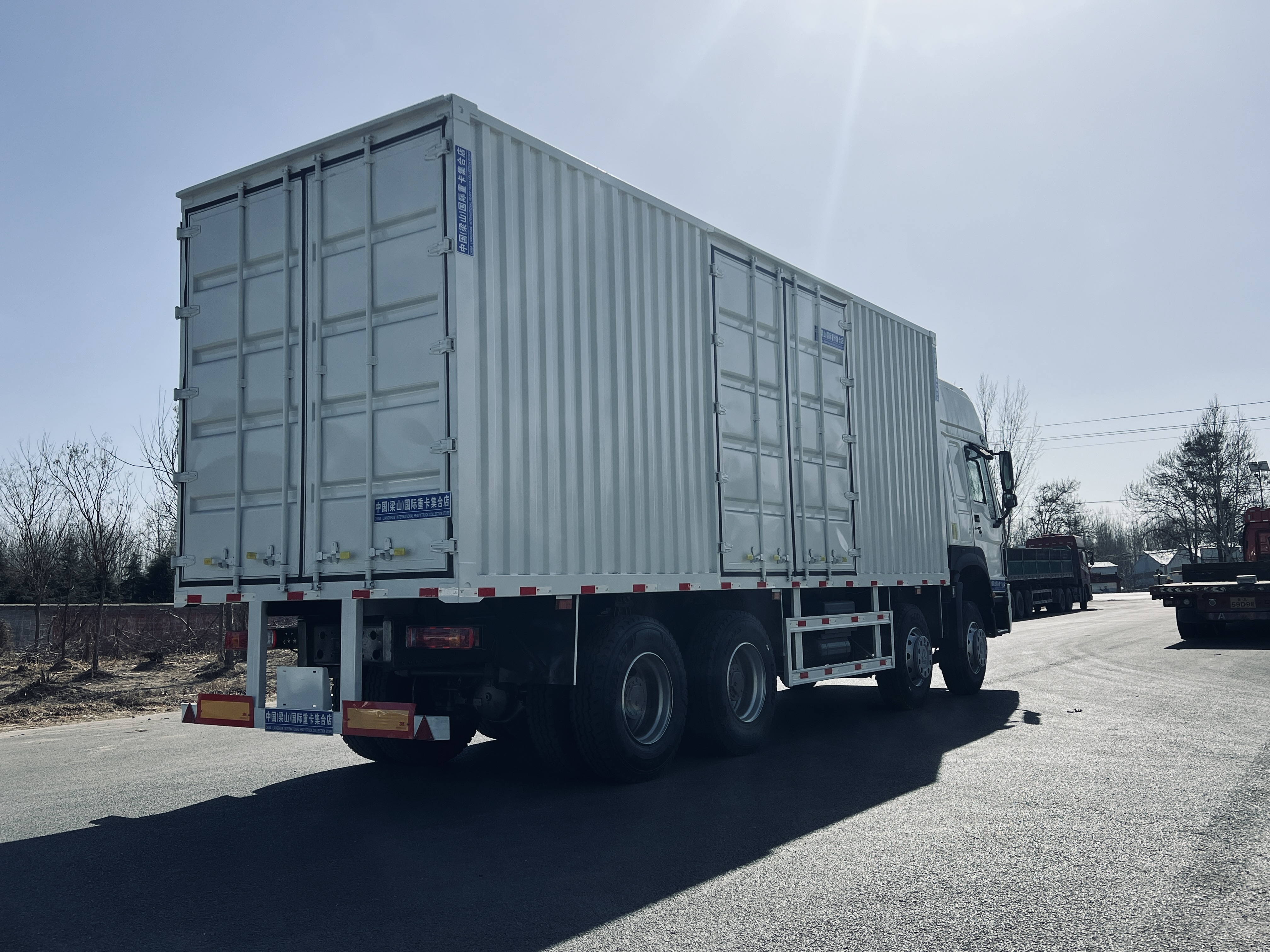 Sinotruk Howo 8×4 Box Cargo Truck