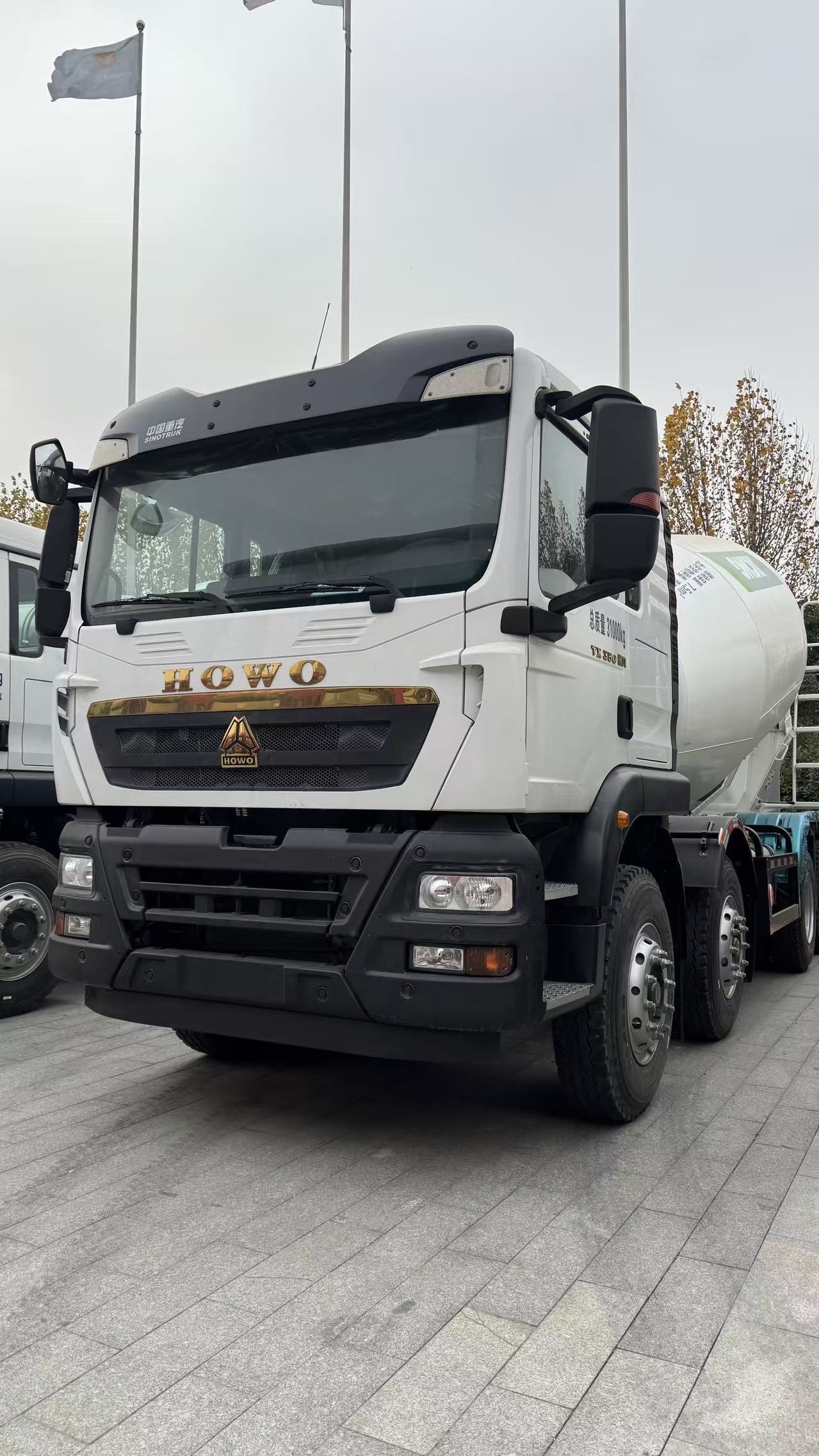 SINOTRUK HOWO TX 8×4 Concrete Mixer Truck (12CBM Mixer Drum)