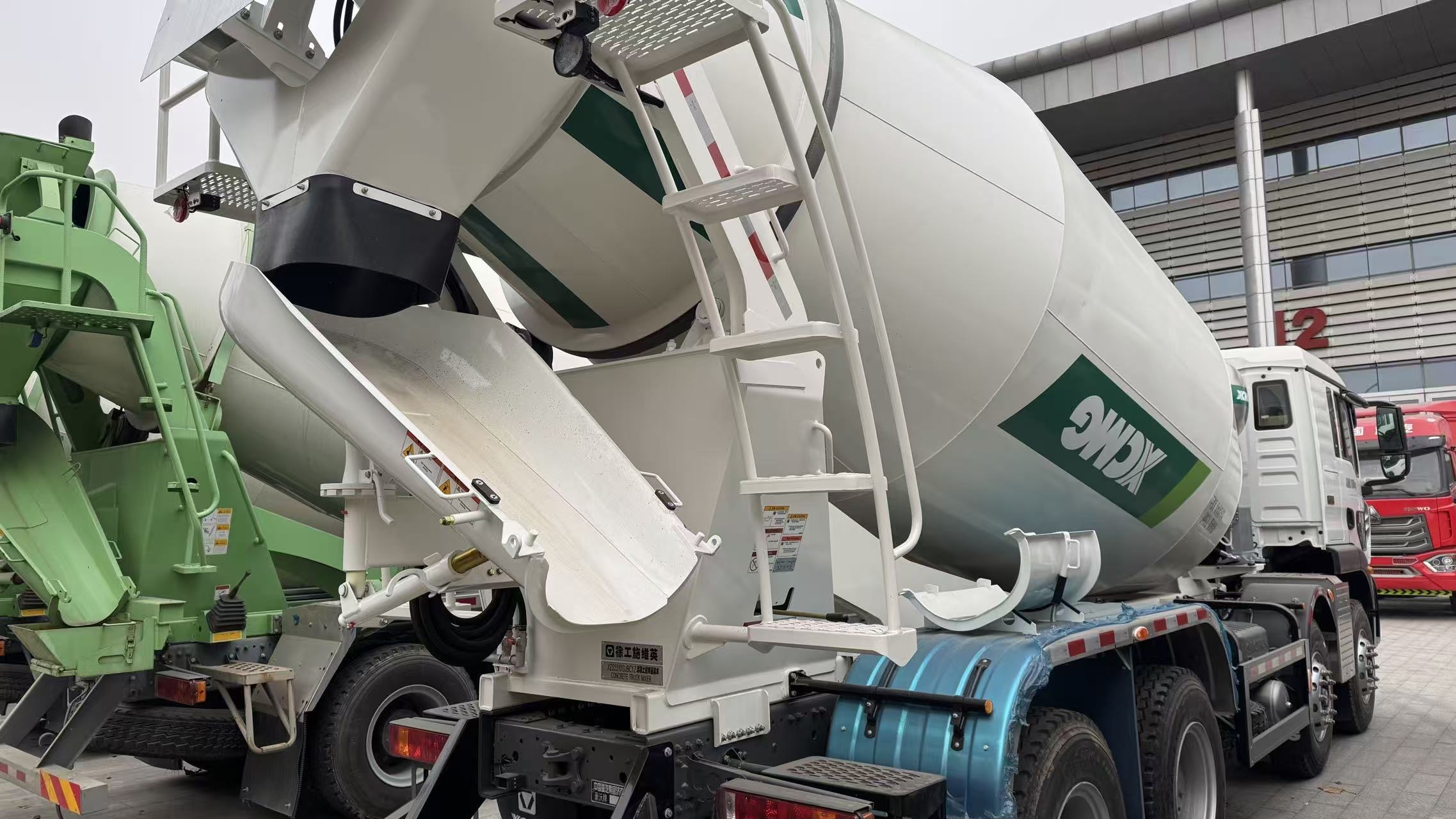 SINOTRUK HOWO TX 8×4 Concrete Mixer Truck (12CBM Mixer Drum)