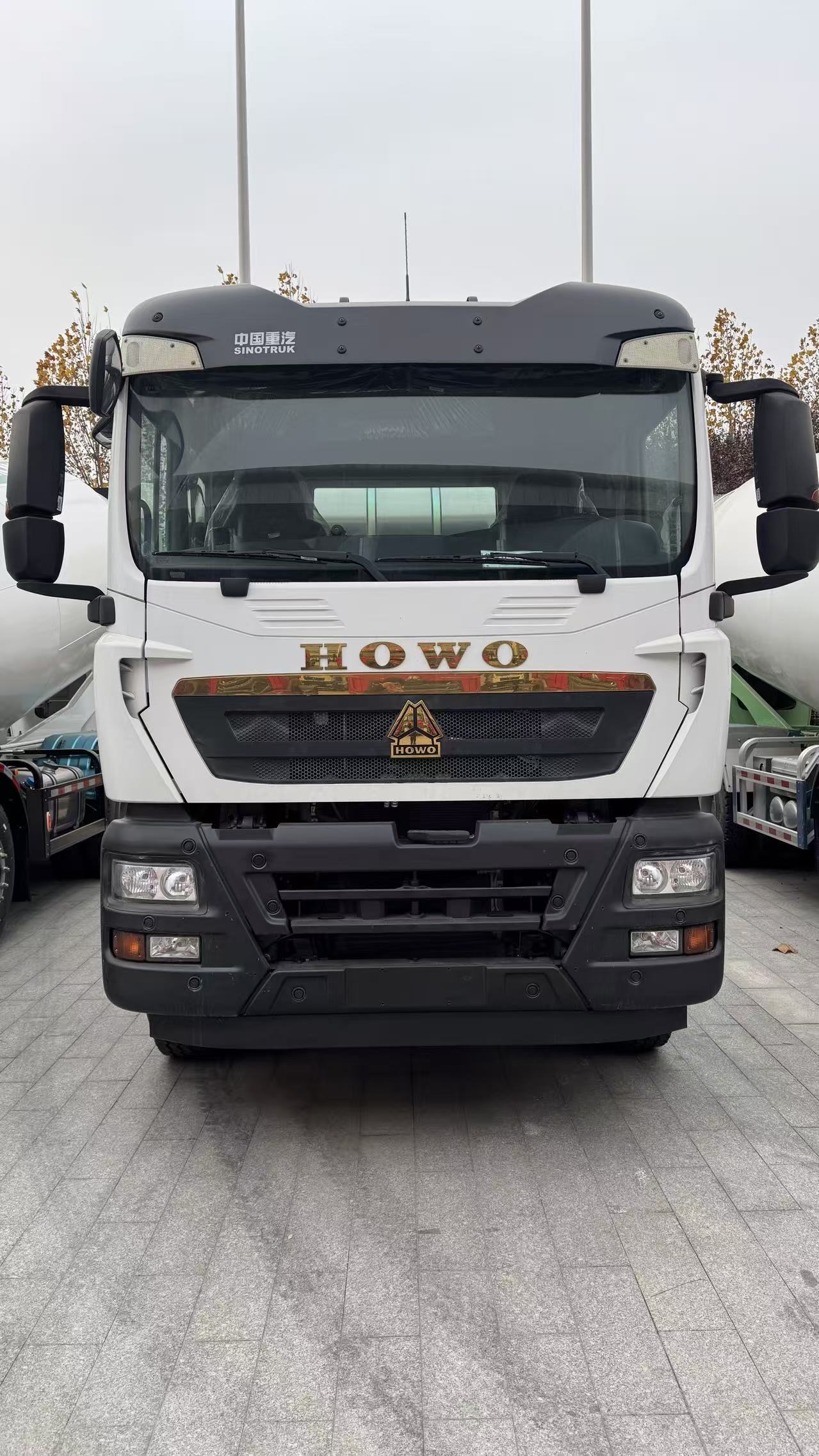 SINOTRUK HOWO TX 8×4 Concrete Mixer Truck (12CBM Mixer Drum)
