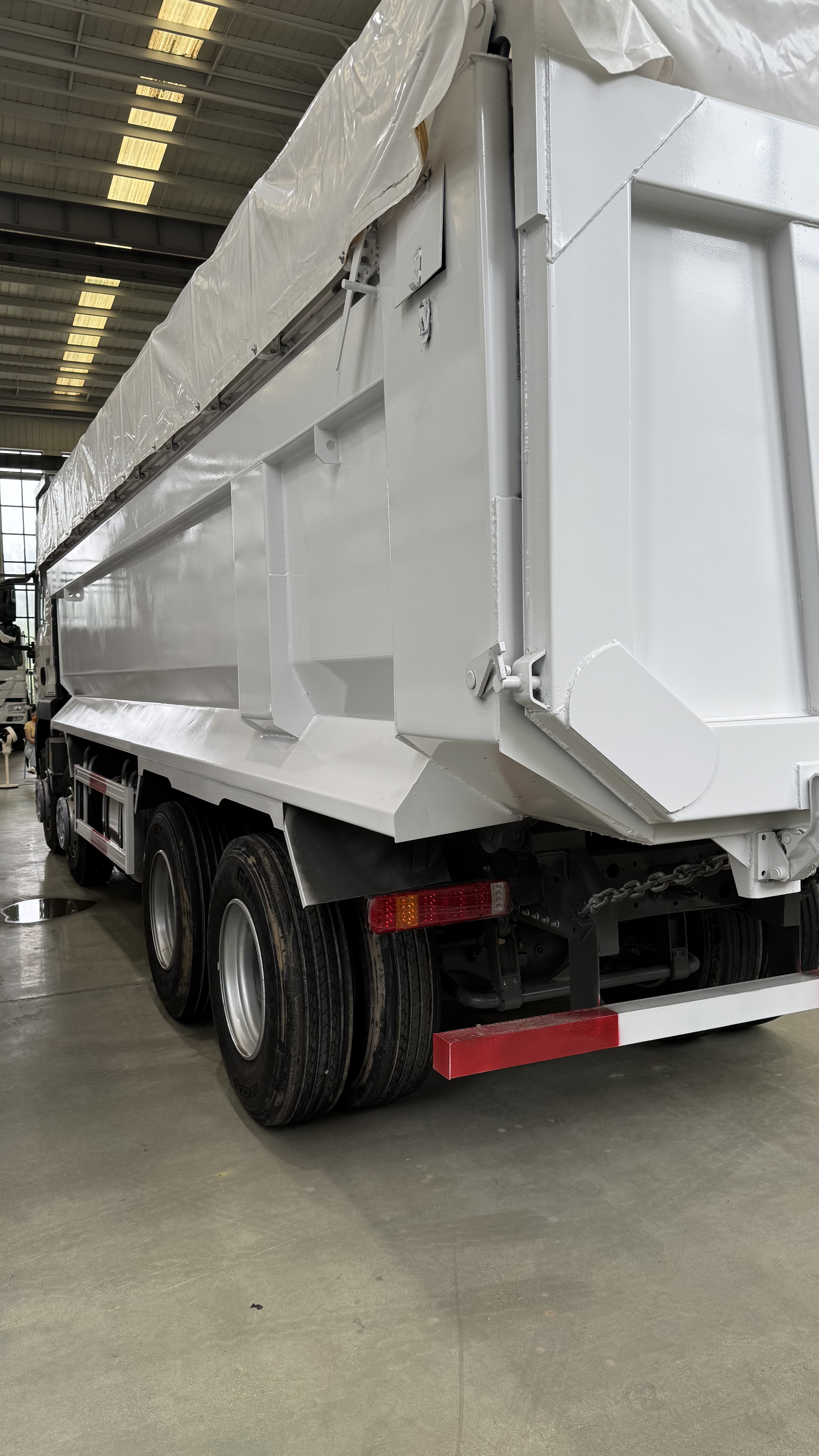 SINOTRUK HOWO TX 8x4 Dump Truck / Tipper Truck