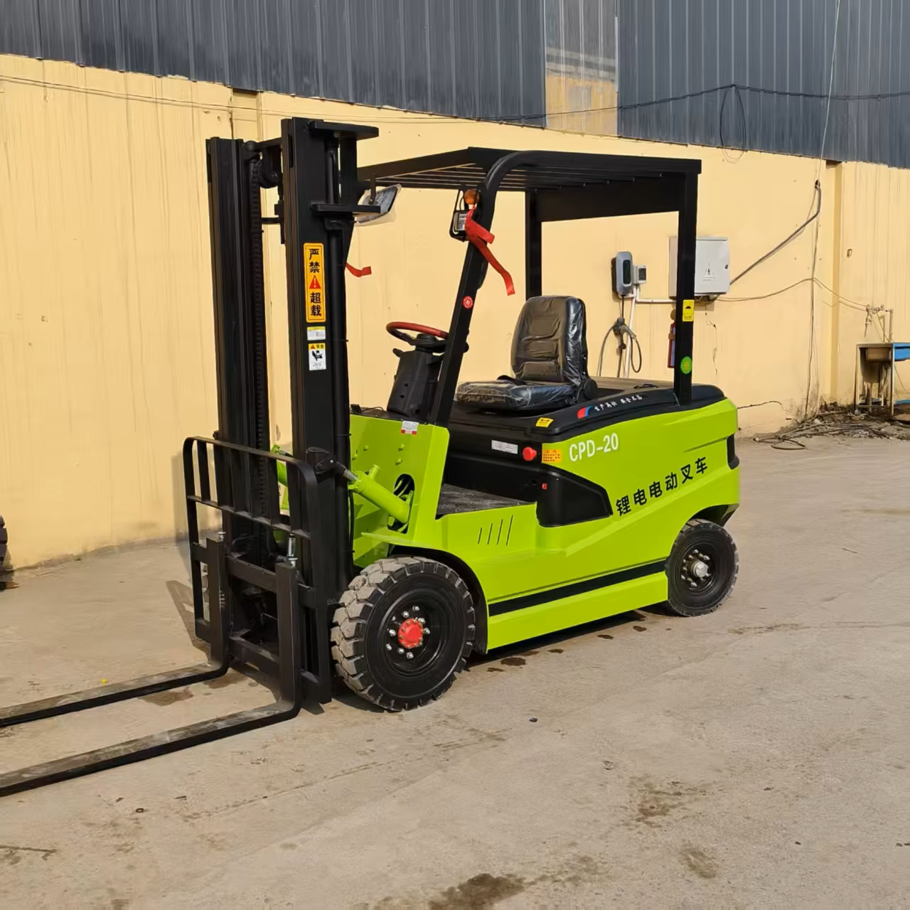 Factory Wholesale 4 WD Lithium Battery Electric Forklift 2 Ton for Industrial Building Site Operation