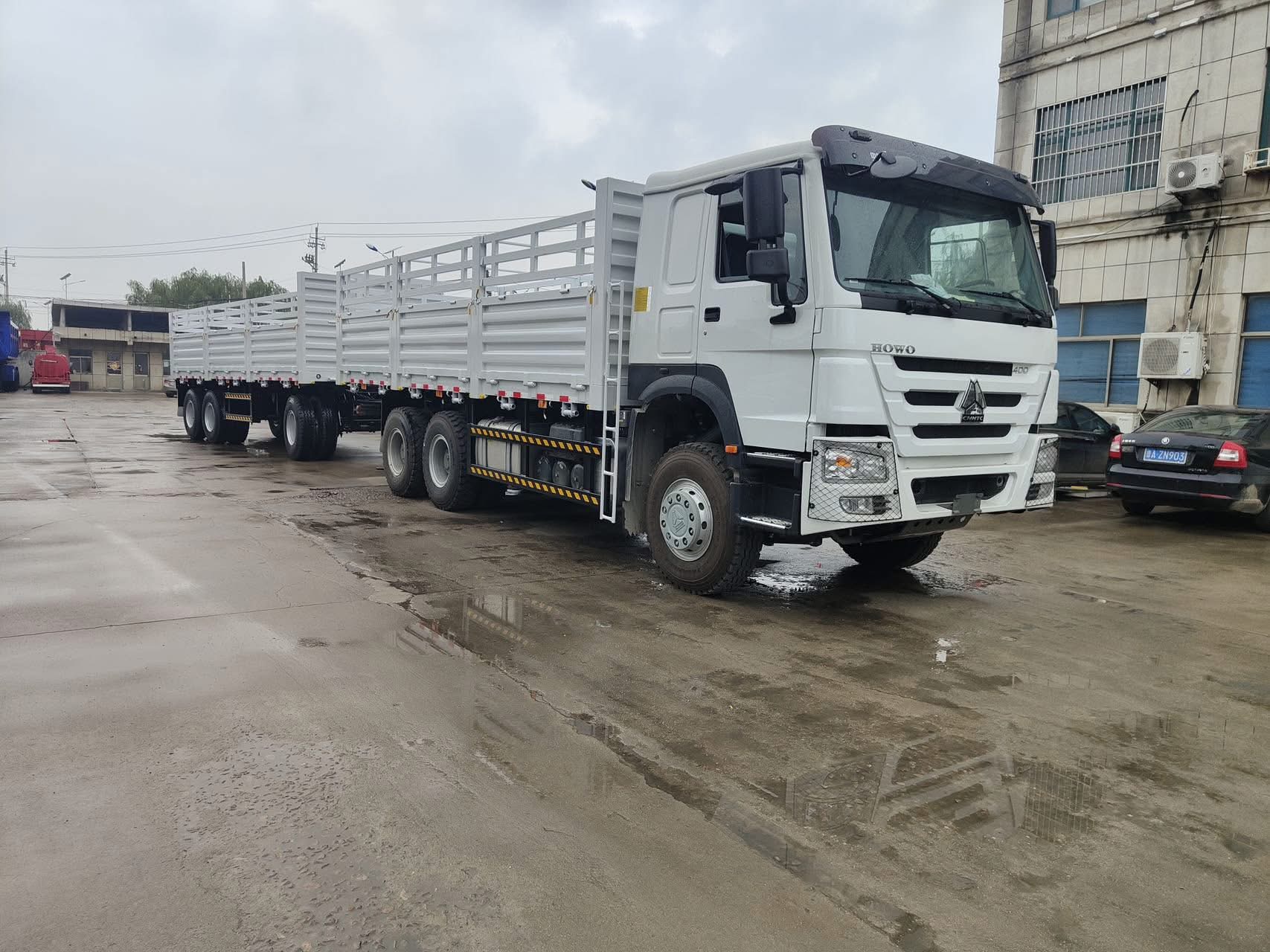 HOWO 6x4 Cargo Truck with Full Sidewall Stake Semi-trailer (One Tractor + One Stake Trailer Combination)