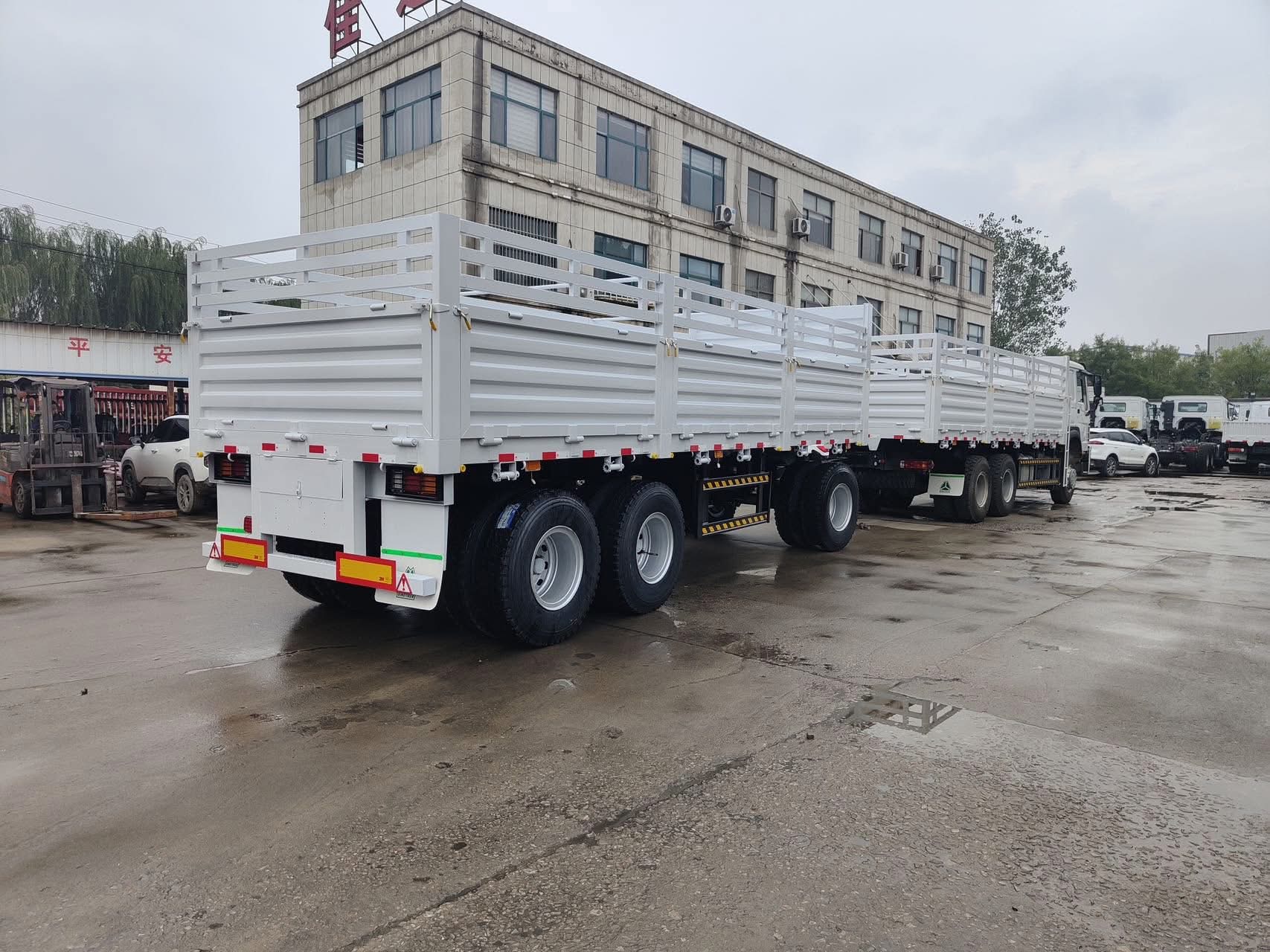 HOWO 6x4 Cargo Truck with Full Sidewall Stake Semi-trailer (One Tractor + One Stake Trailer Combination)