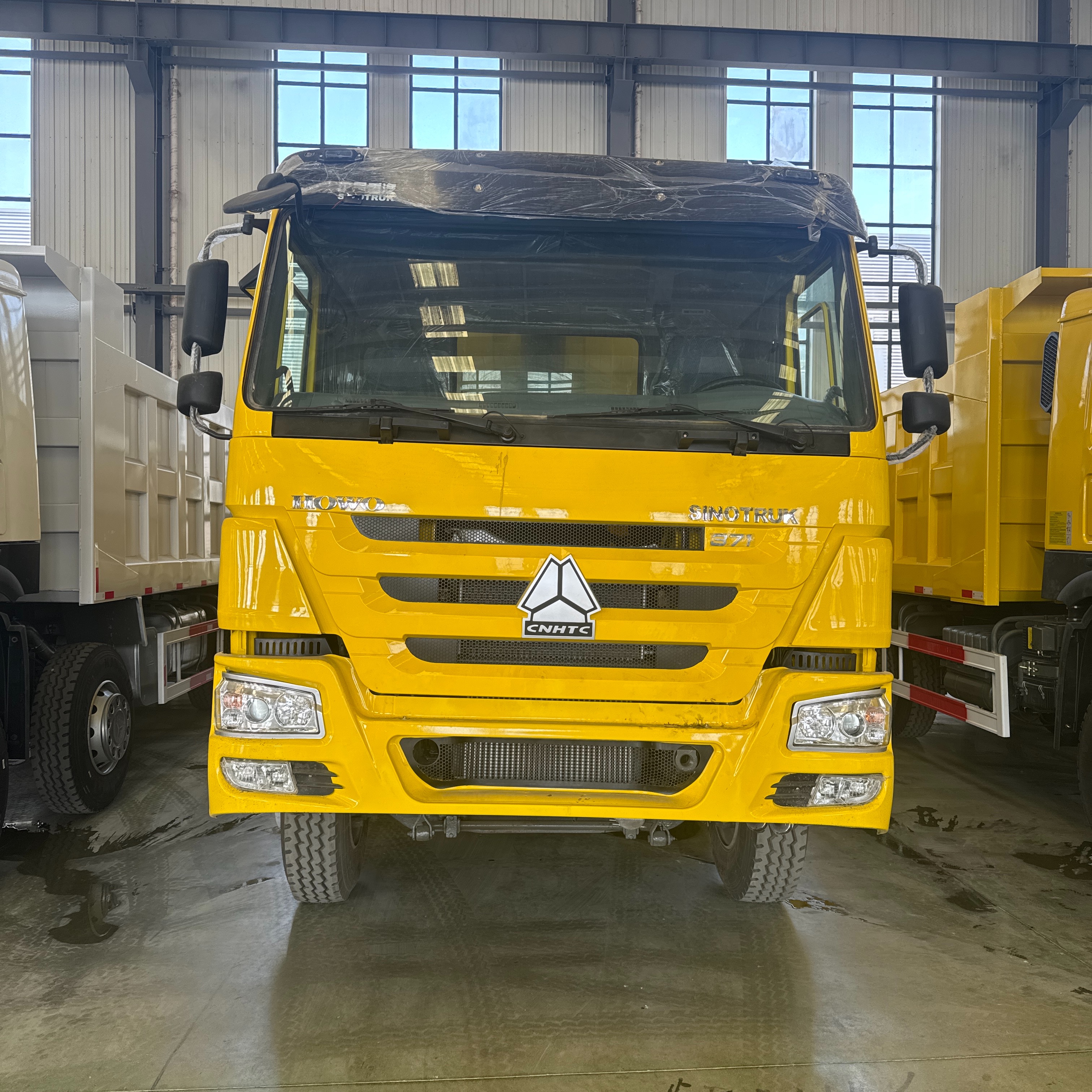 SINOTRUK HOWO 8×4 Heavy-Duty Dump Truck