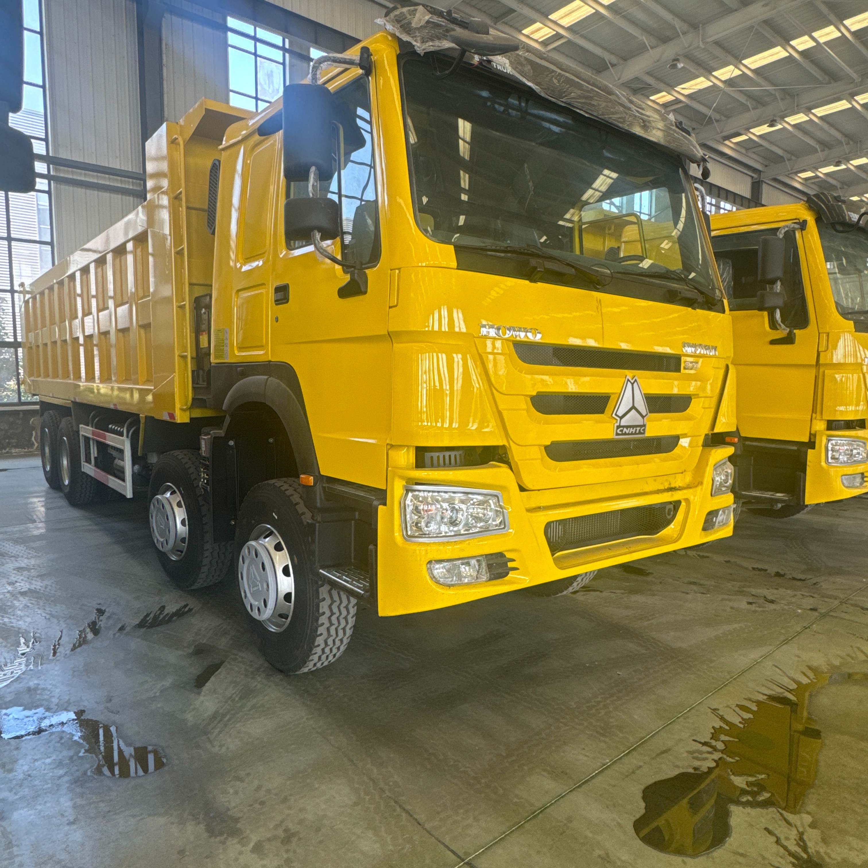 SINOTRUK HOWO 8×4 Heavy-Duty Dump Truck