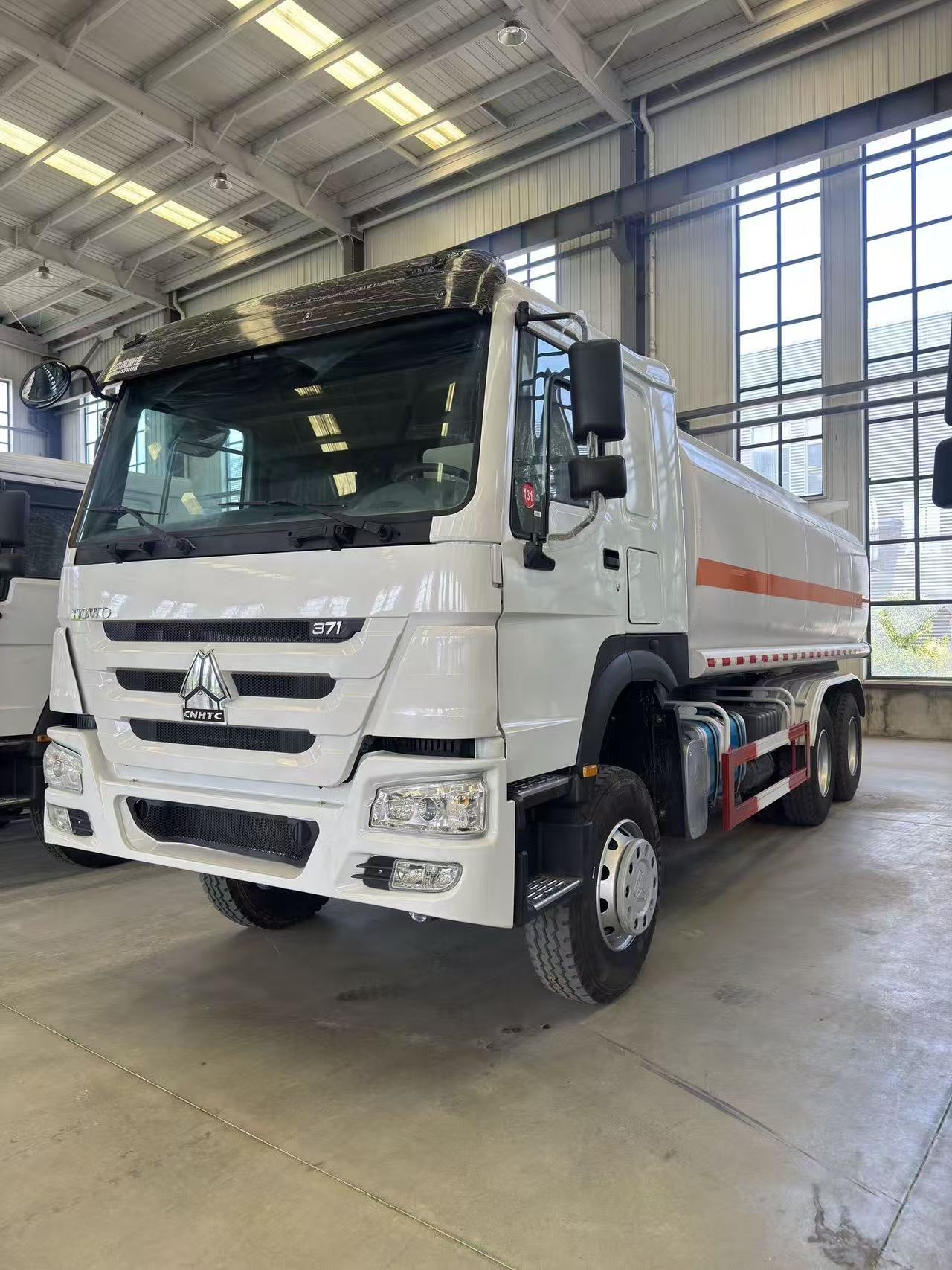 Haowo National Three Major Pump Rear Eight Wheel Oil Tank Truck