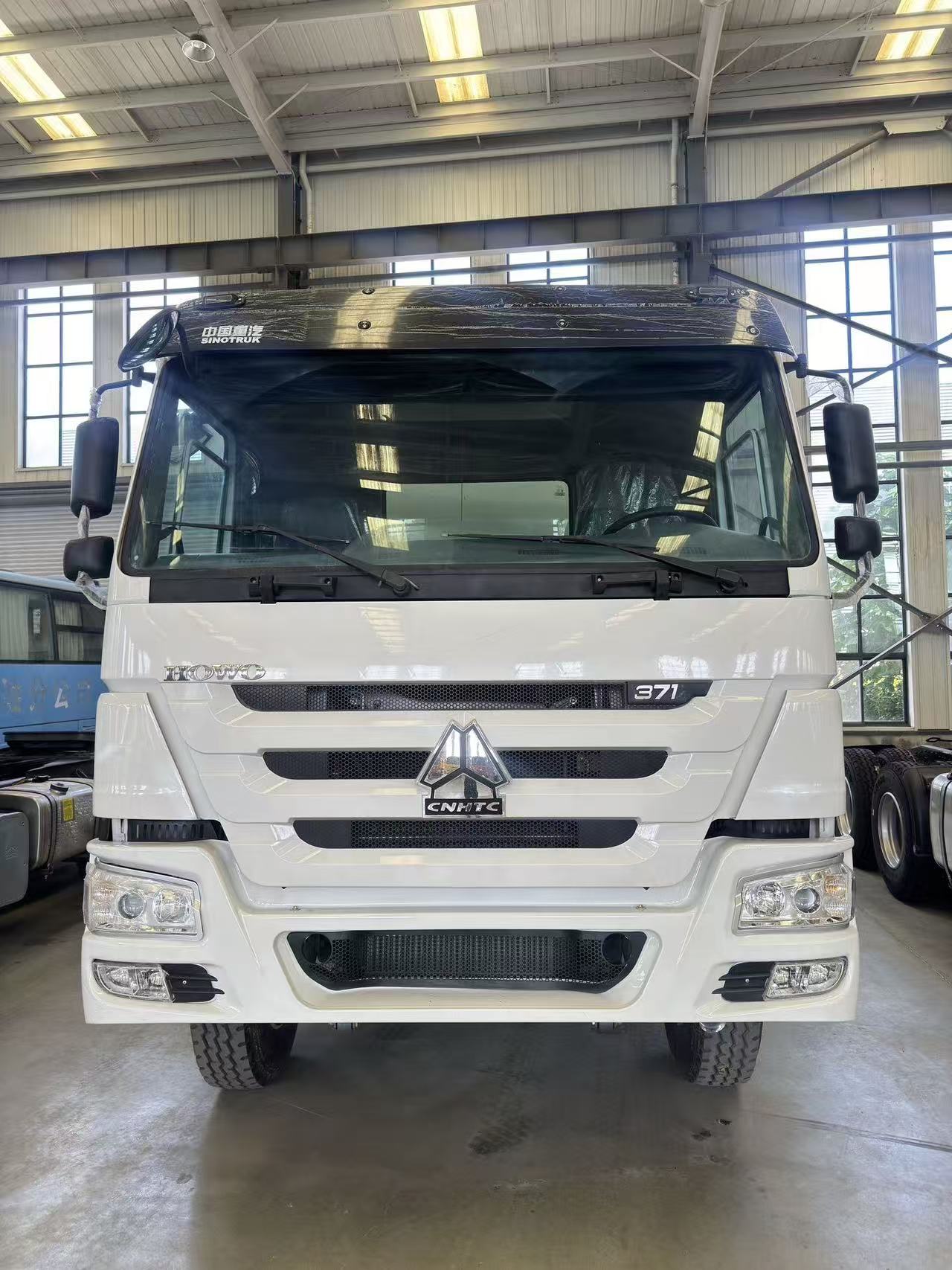 Haowo National Three Major Pump Rear Eight Wheel Oil Tank Truck