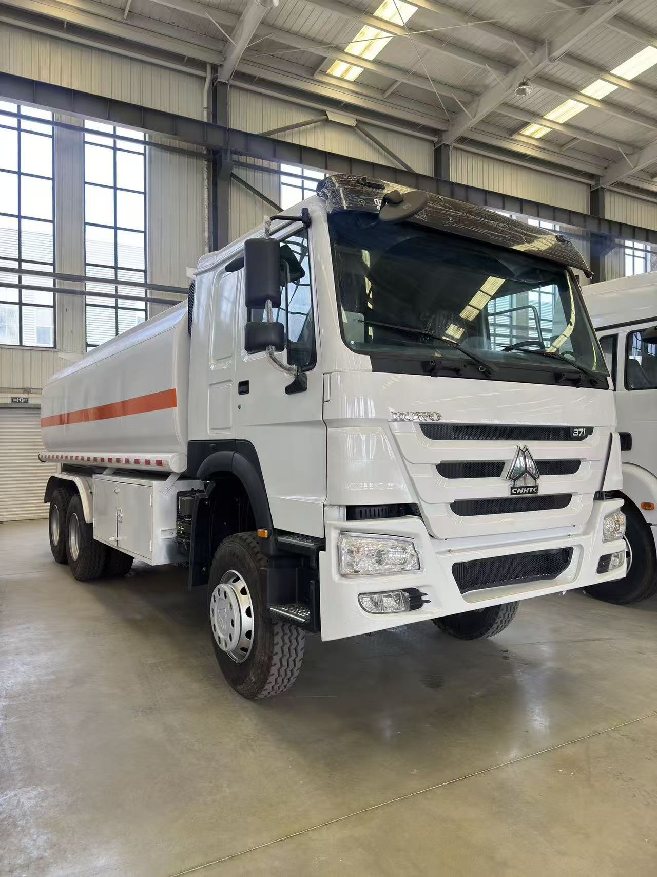 Haowo National Three Major Pump Rear Eight Wheel Oil Tank Truck