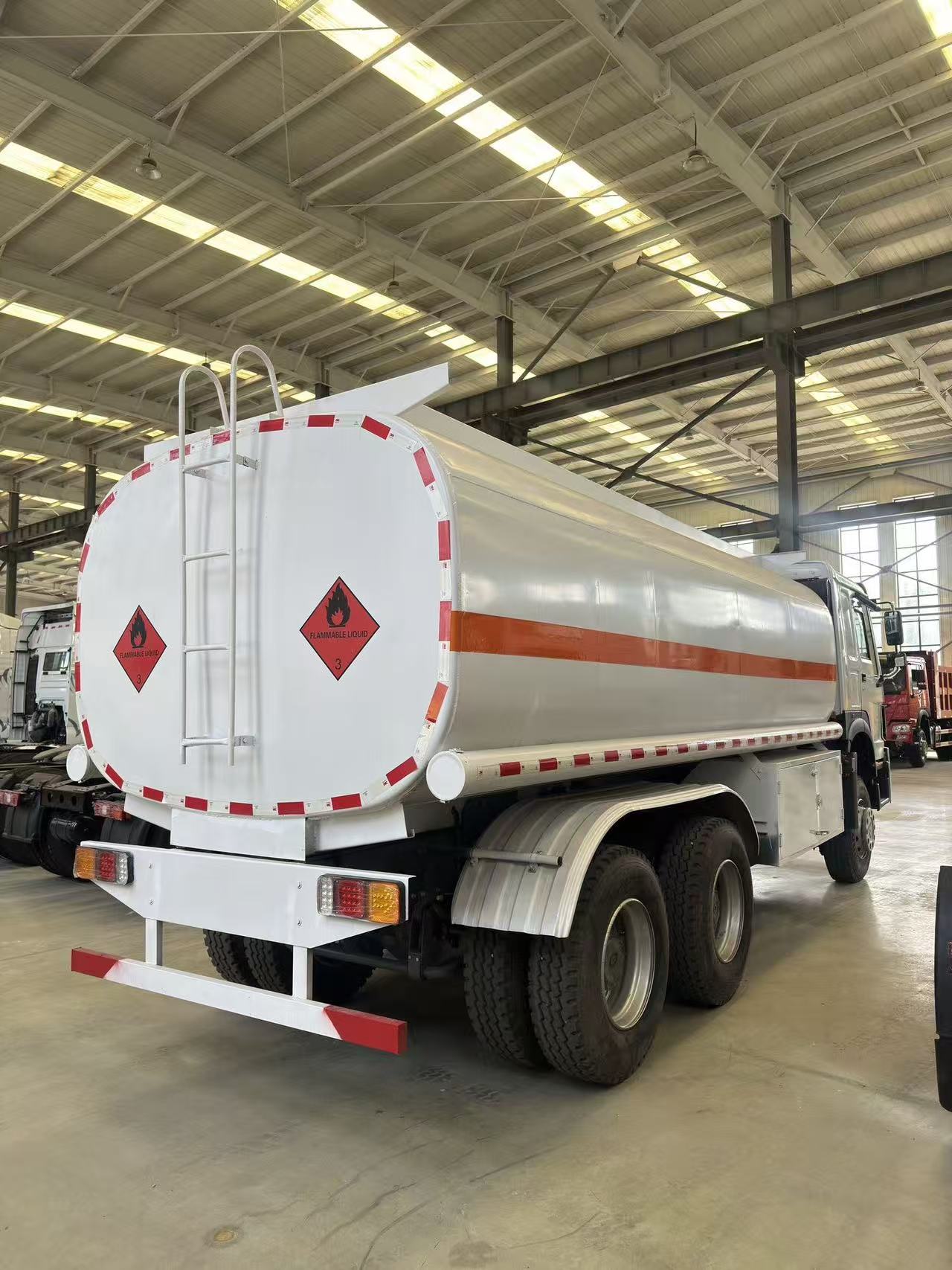 Haowo National Three Major Pump Rear Eight Wheel Oil Tank Truck