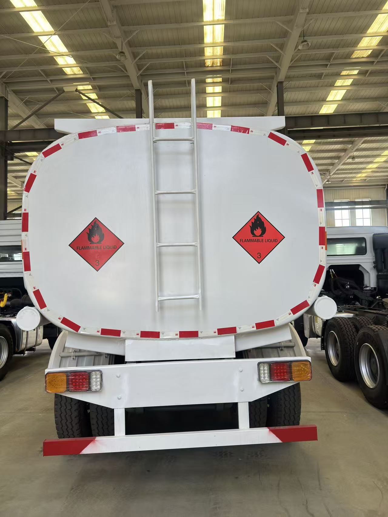 Haowo National Three Major Pump Rear Eight Wheel Oil Tank Truck