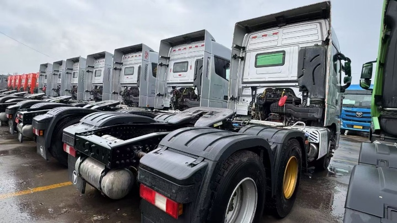 Factory Direct Used AUMAN EST Flat Floor Truck Tractor 580HP Double Layer Chassis Leaf Spring Suspension For Central Asia Southeast Asia Freight Bulk Shipment