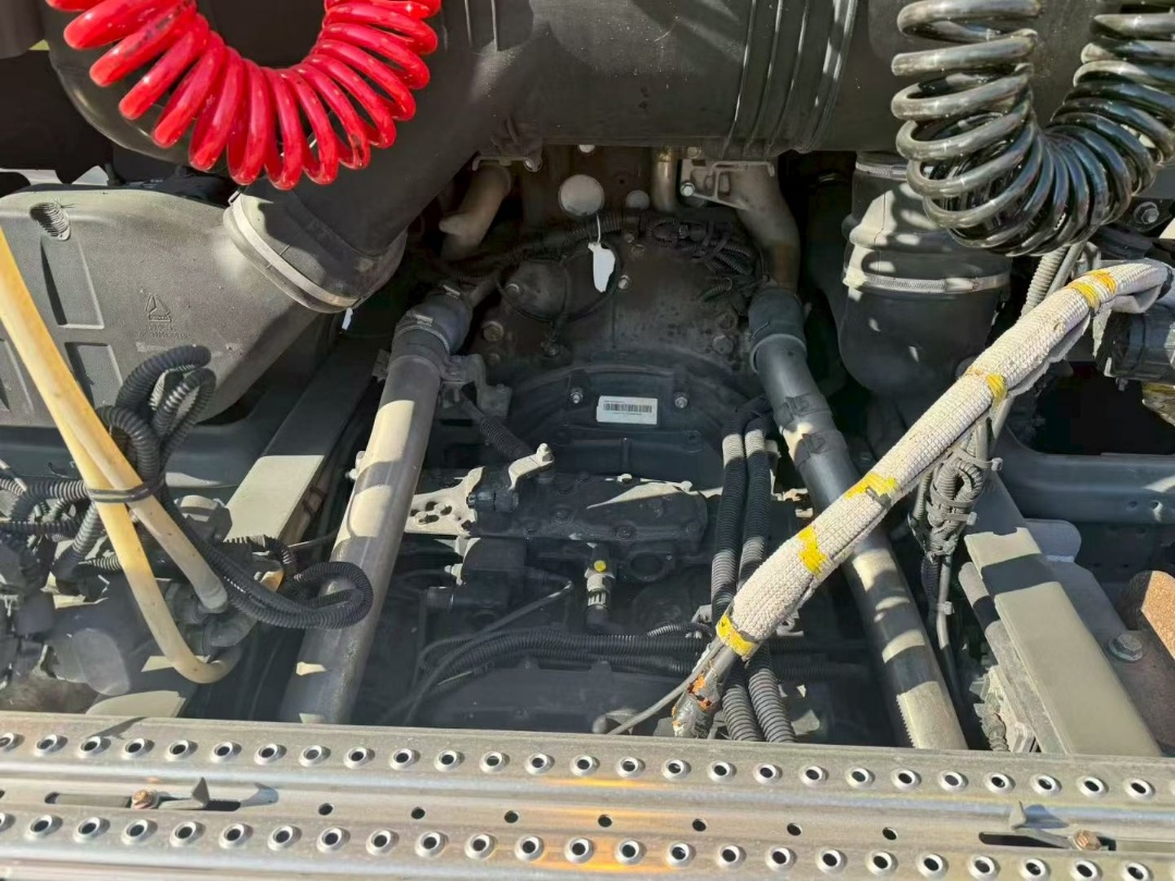 Second Hand High Quality SITRAK C7H Rear 8 Wheel Heavy Tractor Head Full MAN Engine Chassis Inspection For Overseas Mining Construction Freight Transport Project