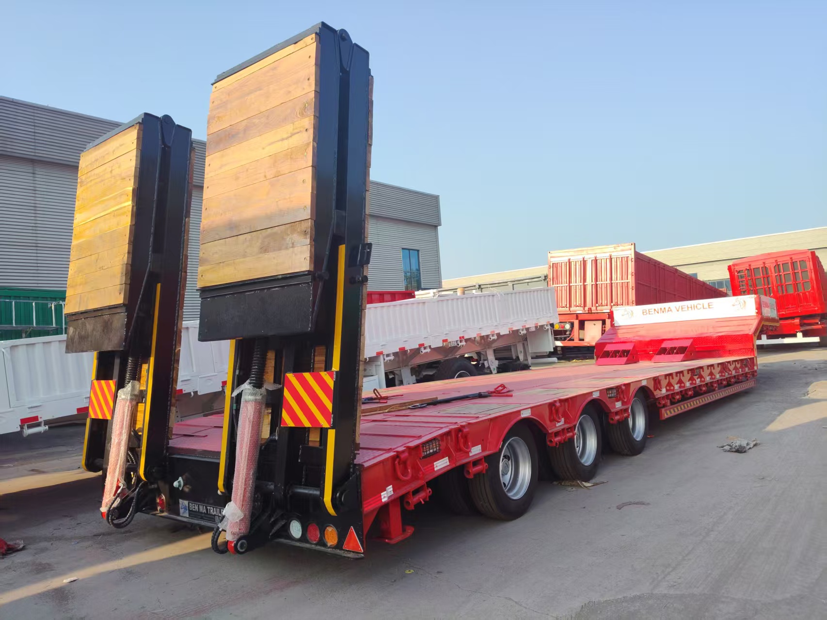 3 Axle Low Bed Semi Trailer With Hydraulic Ramp For Excavator Transport BENMA Vehicle Heavy Duty Lowboy Trailer