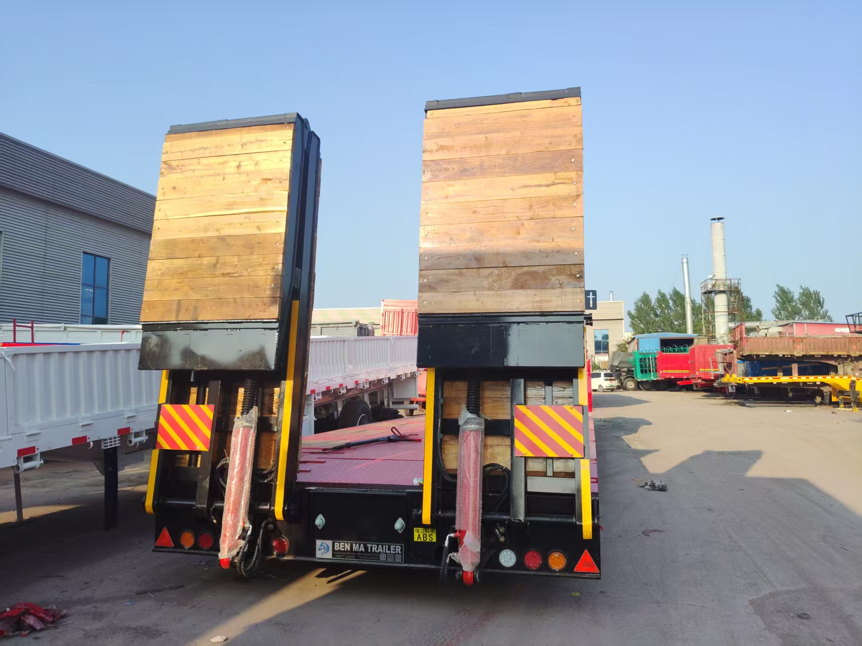 3 Axle Low Bed Semi Trailer With Hydraulic Ramp For Excavator Transport BENMA Vehicle Heavy Duty Lowboy Trailer