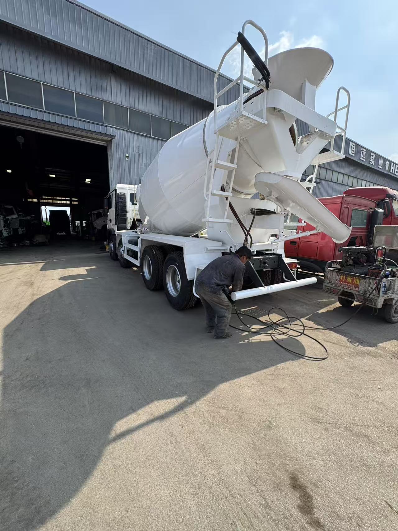 Heavy Duty Truck HOWO National Three Major Pump Mixing Truck