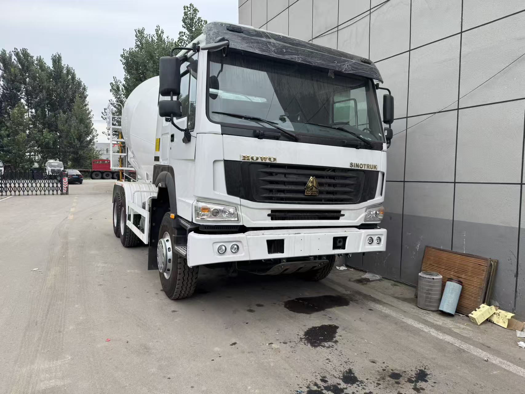 Heavy Duty Truck HOWO National Three Major Pump Mixing Truck