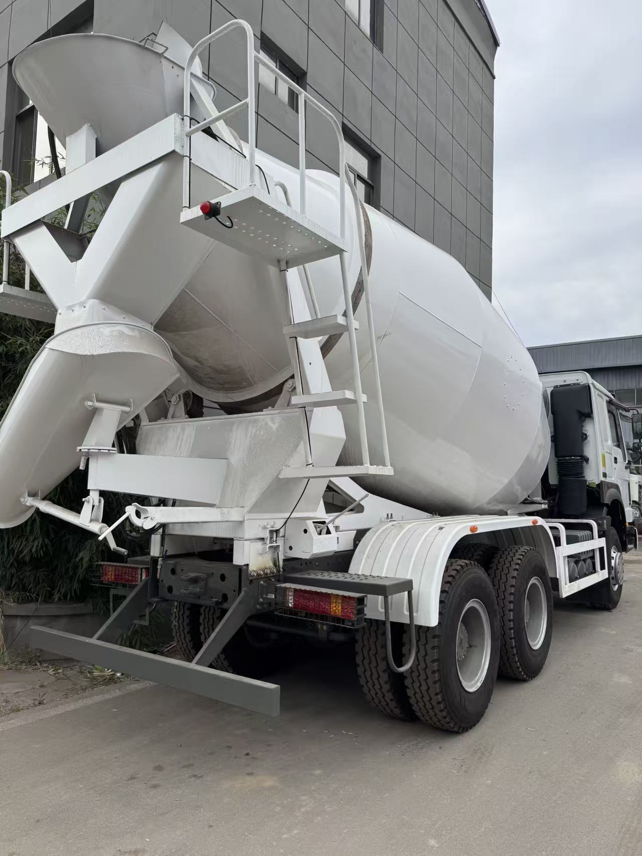 Heavy Duty Truck HOWO National Three Major Pump Mixing Truck