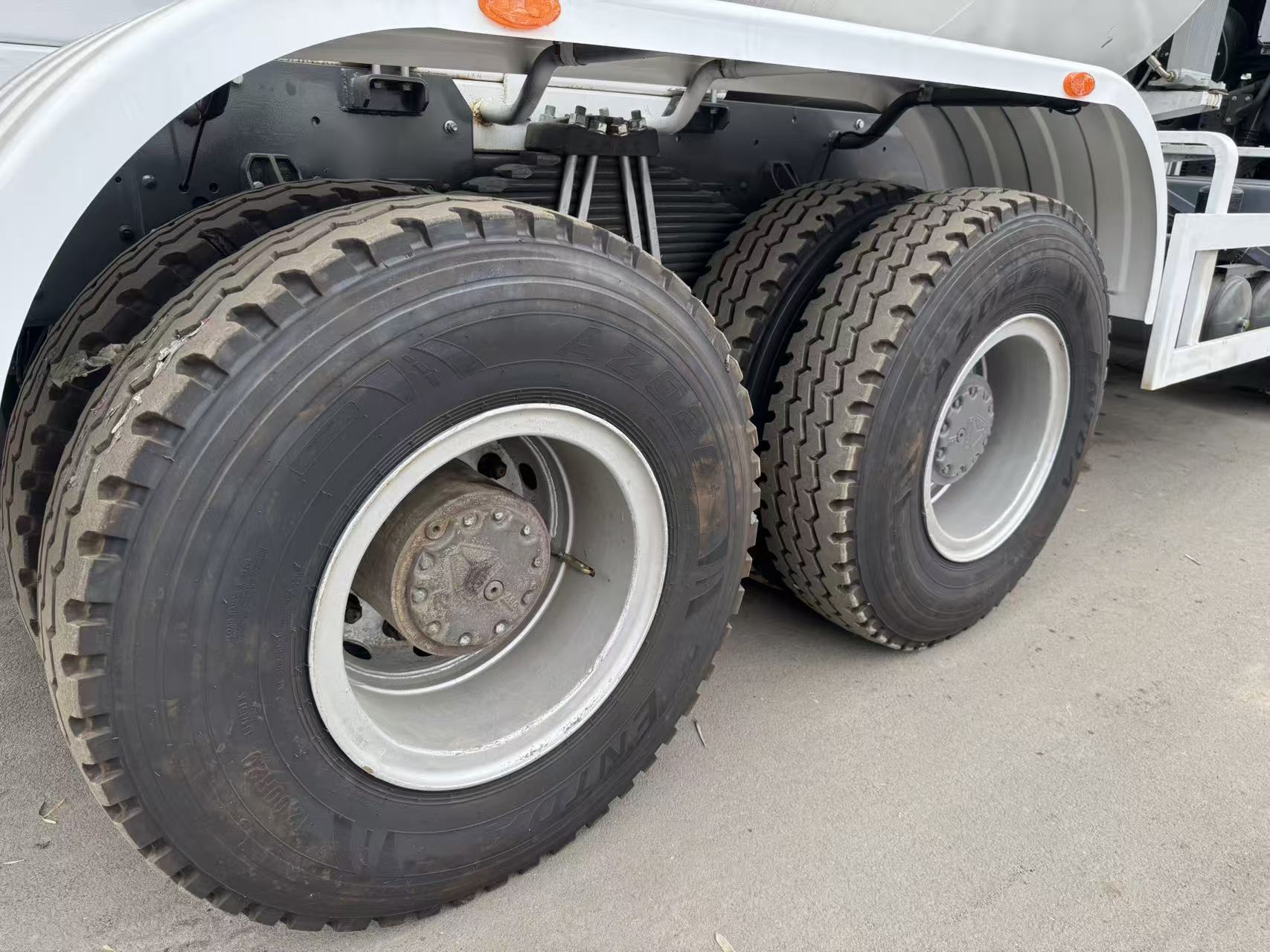 Heavy Duty Truck HOWO National Three Major Pump Mixing Truck