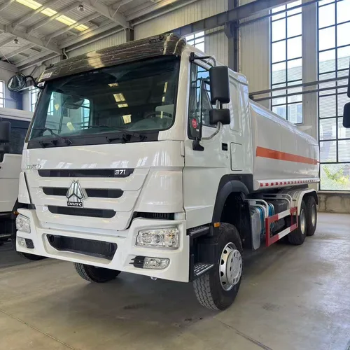 Haowo National Three Major Pump Rear Eight Wheel Oil Tank Truck