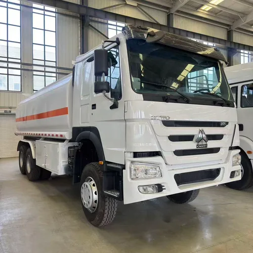 Haowo National Three Major Pump Rear Eight Wheel Oil Tank Truck