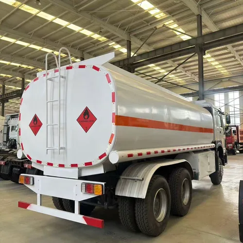 Haowo National Three Major Pump Rear Eight Wheel Oil Tank Truck