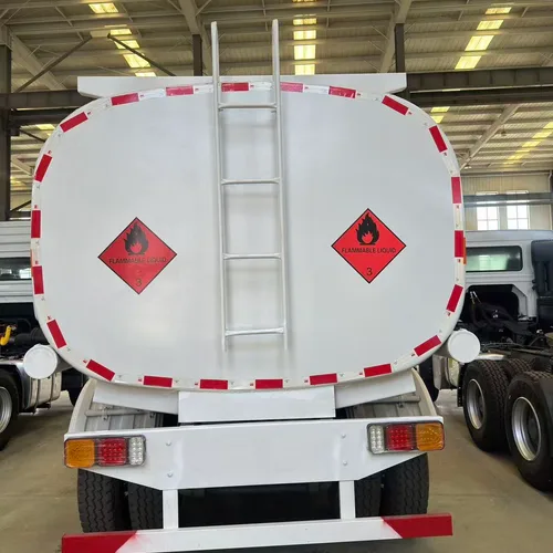 Haowo National Three Major Pump Rear Eight Wheel Oil Tank Truck