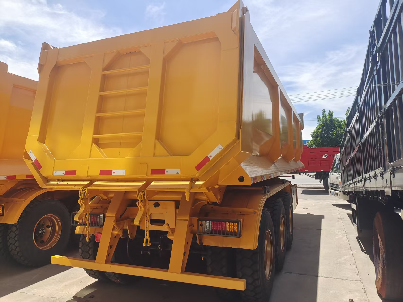 Heavy Load Rear Tipping Semi Trailer With Triple Axle Large Volume Mining Dump Trailer Wholesale Custom Capacity Dimension