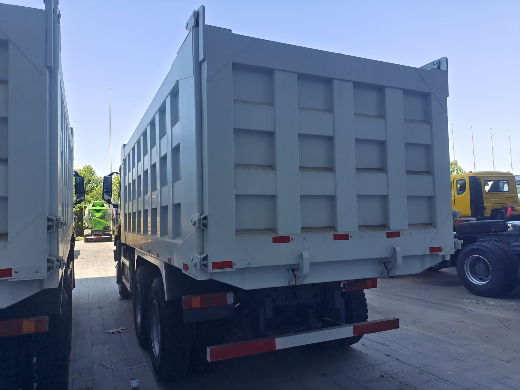 New Heavy Duty HOWO NX Rear 8 Wheel Mining Tipper Truck Complete Original Engine Chassis Hydraulic System For Overseas Infrastructure Mining Project Transport