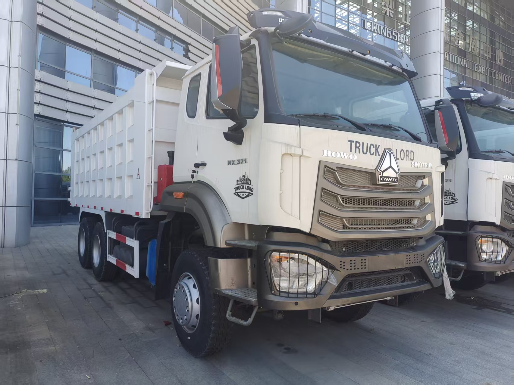New Heavy Duty HOWO NX Rear 8 Wheel Mining Tipper Truck Complete Original Engine Chassis Hydraulic System For Overseas Infrastructure Mining Project Transport
