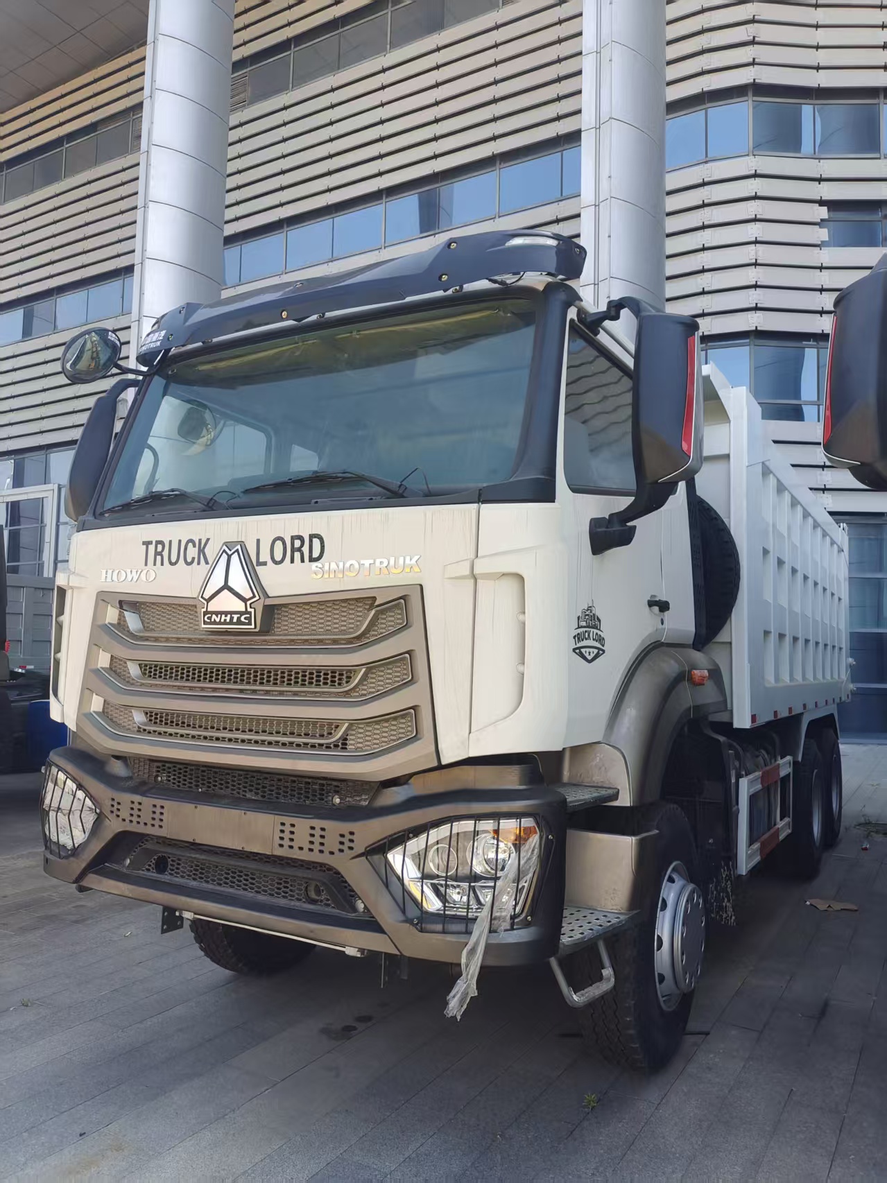 New Heavy Duty HOWO NX Rear 8 Wheel Mining Tipper Truck Complete Original Engine Chassis Hydraulic System For Overseas Infrastructure Mining Project Transport