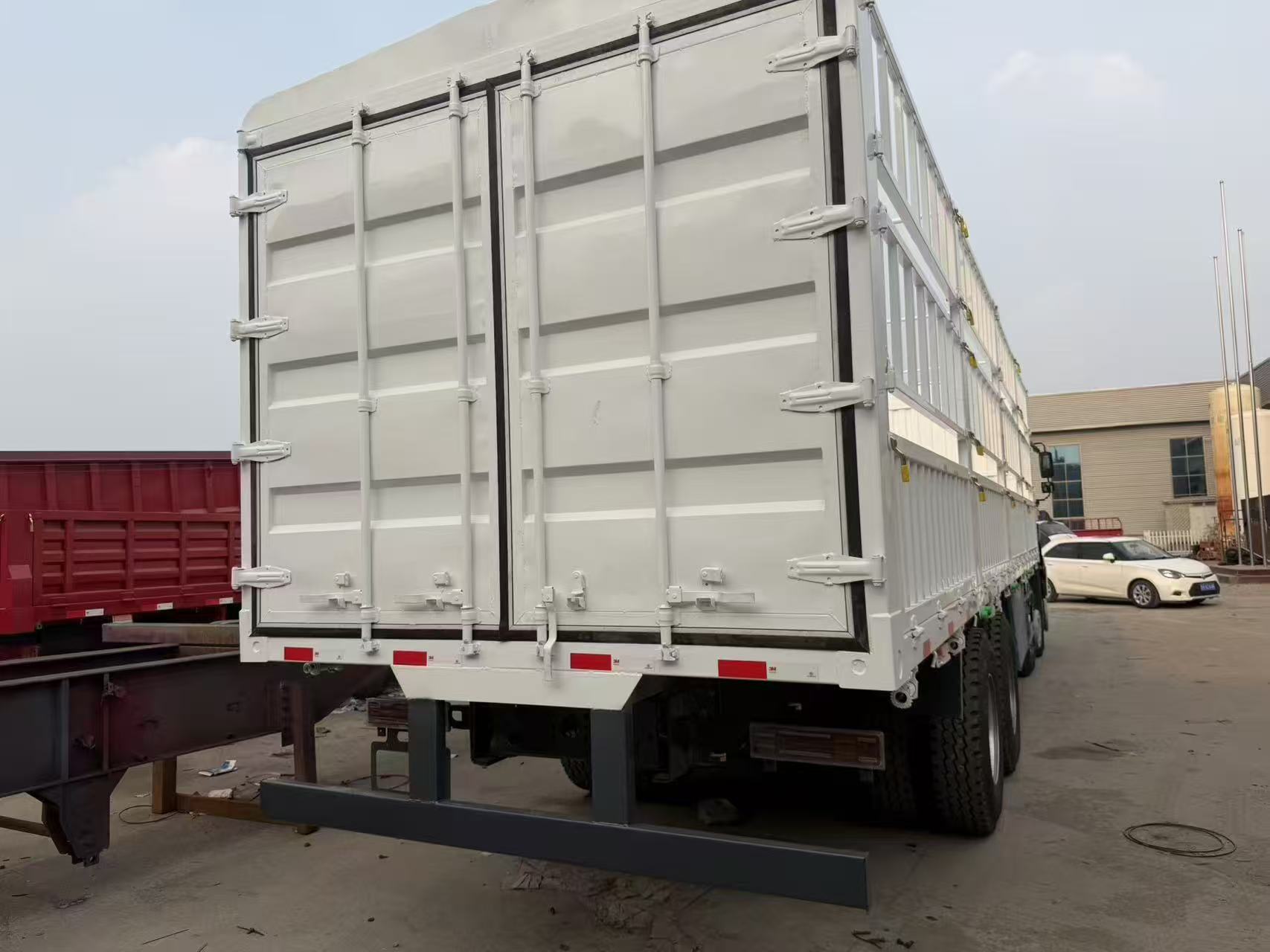 Used HOWO 8X4 Stake Cargo Truck, 12-wheel High Fence Livestock Truck, Second-hand Cargo Lorry for Agricultural Goods Export