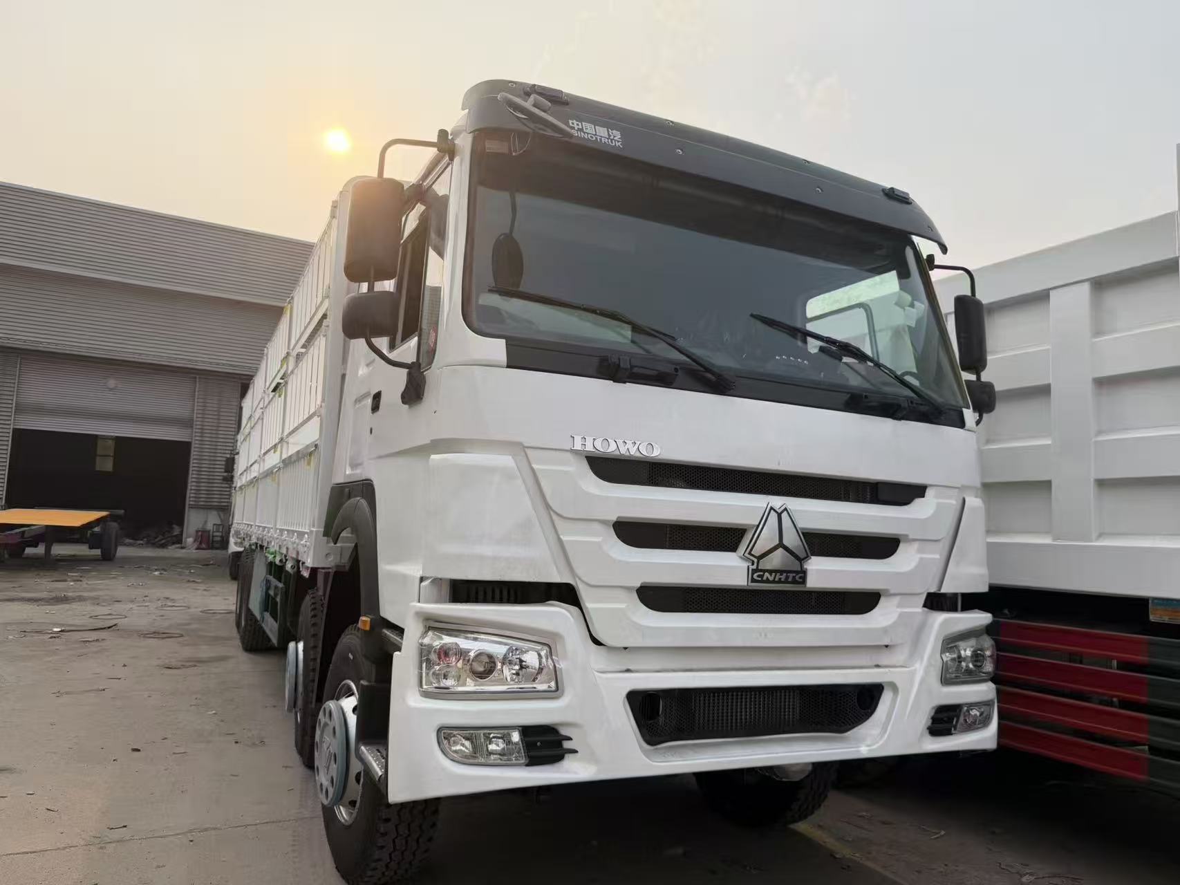 Used HOWO 8X4 Stake Cargo Truck, 12-wheel High Fence Livestock Truck, Second-hand Cargo Lorry for Agricultural Goods Export