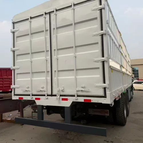 Used HOWO 8X4 Stake Cargo Truck, 12-wheel High Fence Livestock Truck, Second-hand Cargo Lorry for Agricultural Goods Export