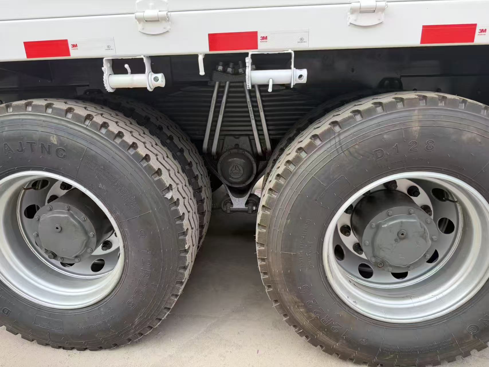 Used HOWO 8X4 Stake Cargo Truck, 12-wheel High Fence Livestock Truck, Second-hand Cargo Lorry for Agricultural Goods Export