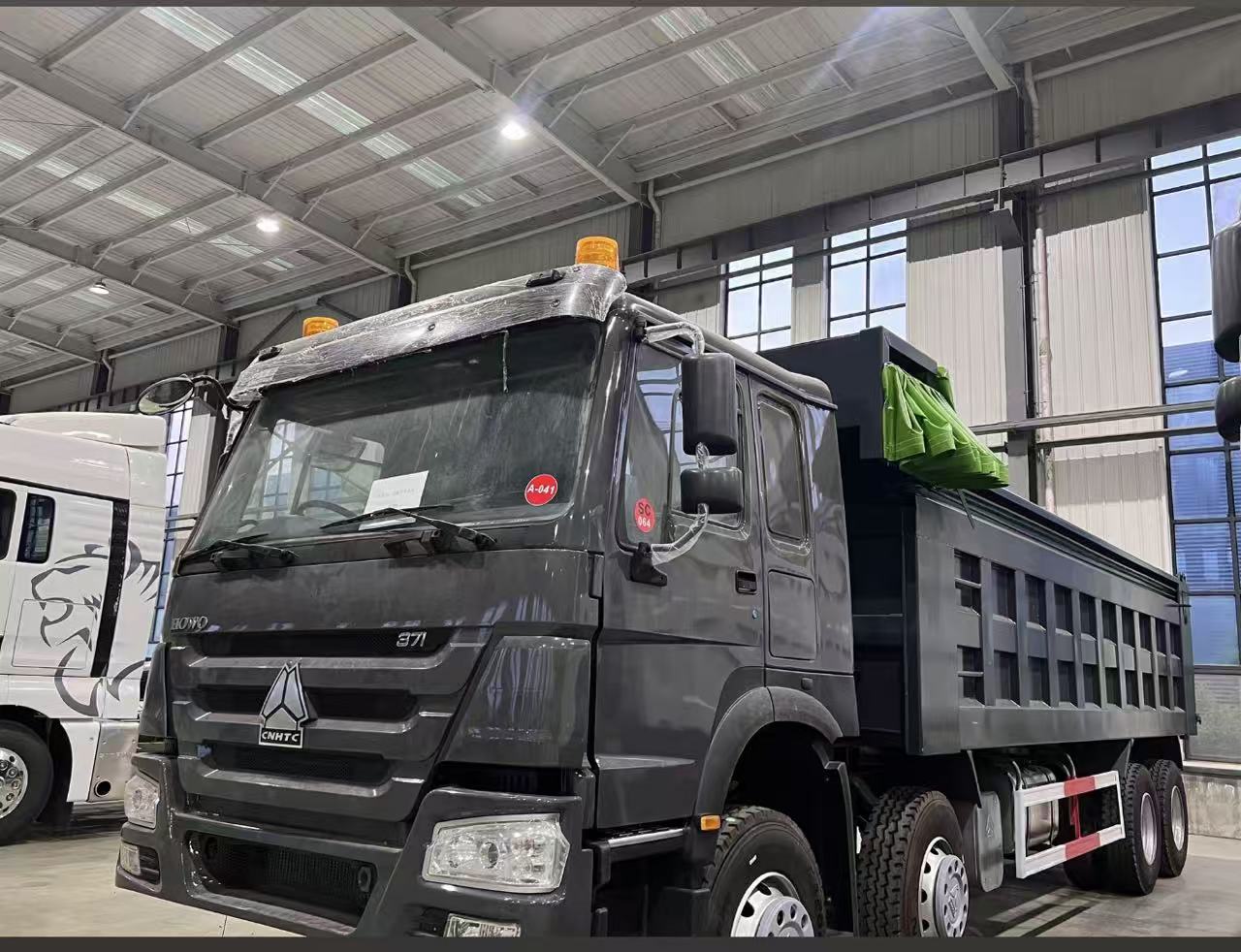 High Condition Brand New Remanufactured HOWO 371 Rear 8 Wheel Mining Tipper Truck 371HP Heavy Dual Rear Axle For Overseas Mine Earthwork Waste Transport Spot Bulk Shipment To Africa Asia