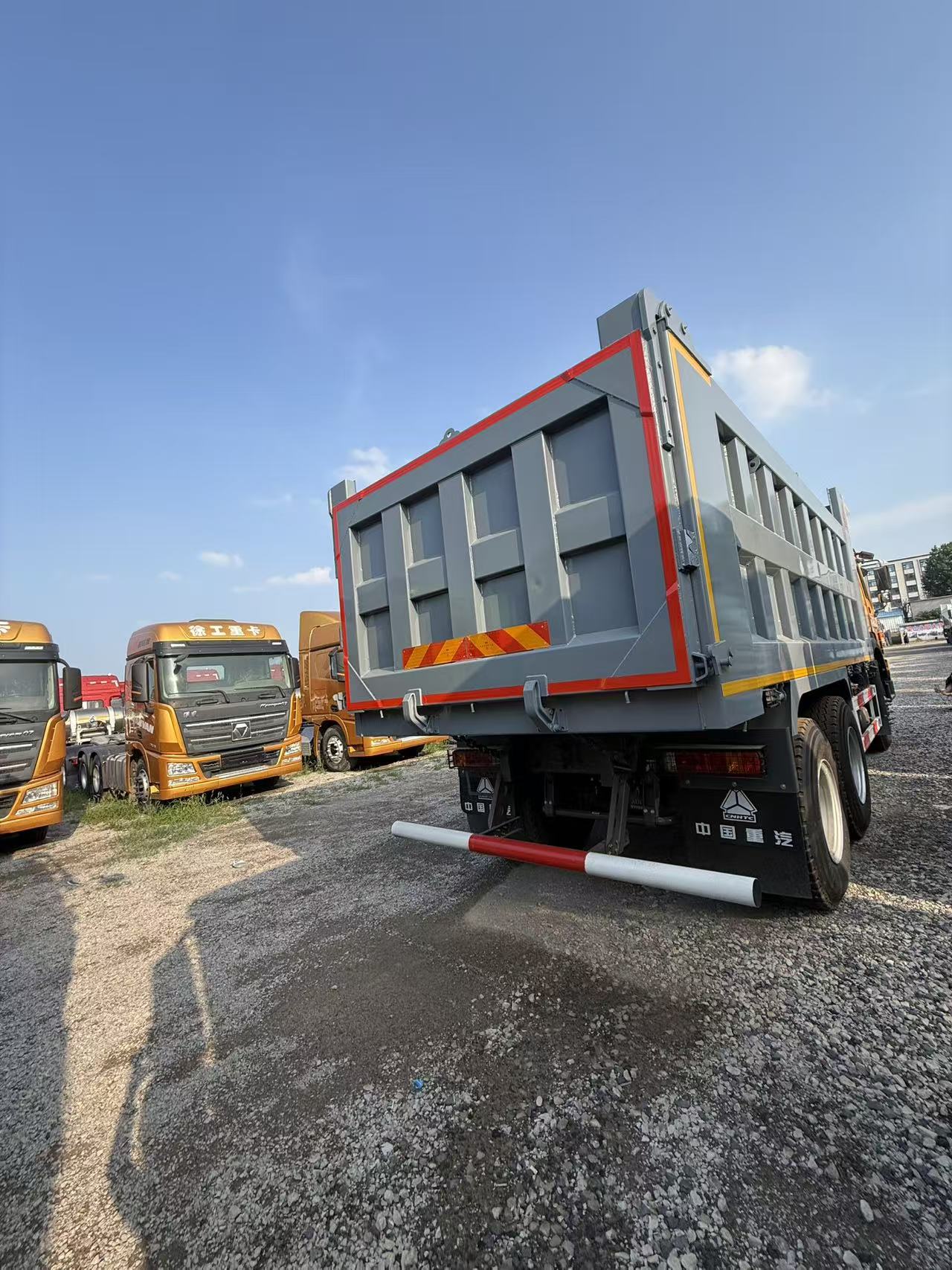 Brand New Sinotruk Howo 6X4 Dump Truck 380HP 12.5 Ton Payload Tipper Truck Export Price 19110-23520 USD