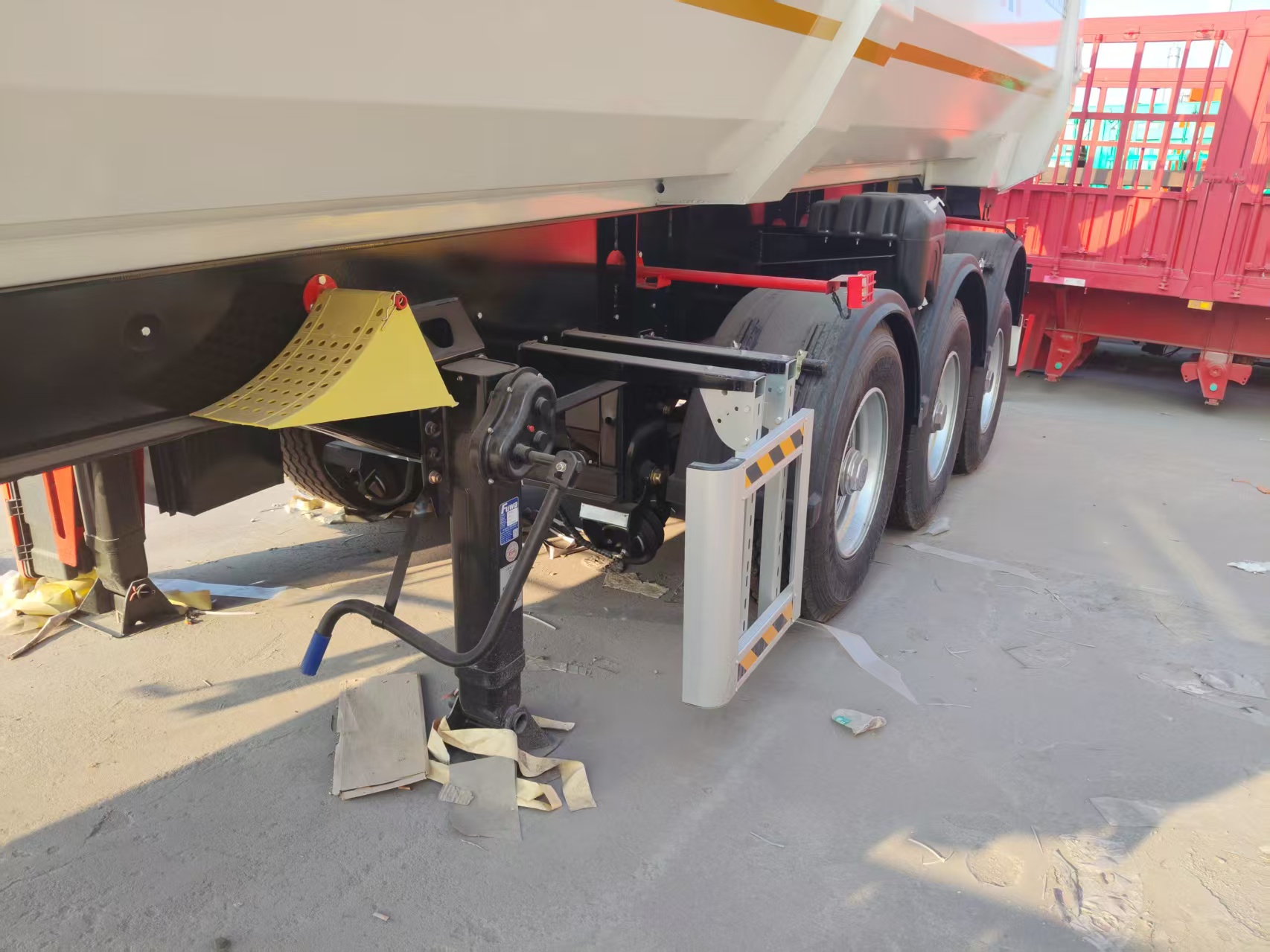 BEN MA Tri-Axle U-Type Rear Tipper Semi-Trailer, Heavy-Duty Trailer for Sand, Gravel & Muck Haulage