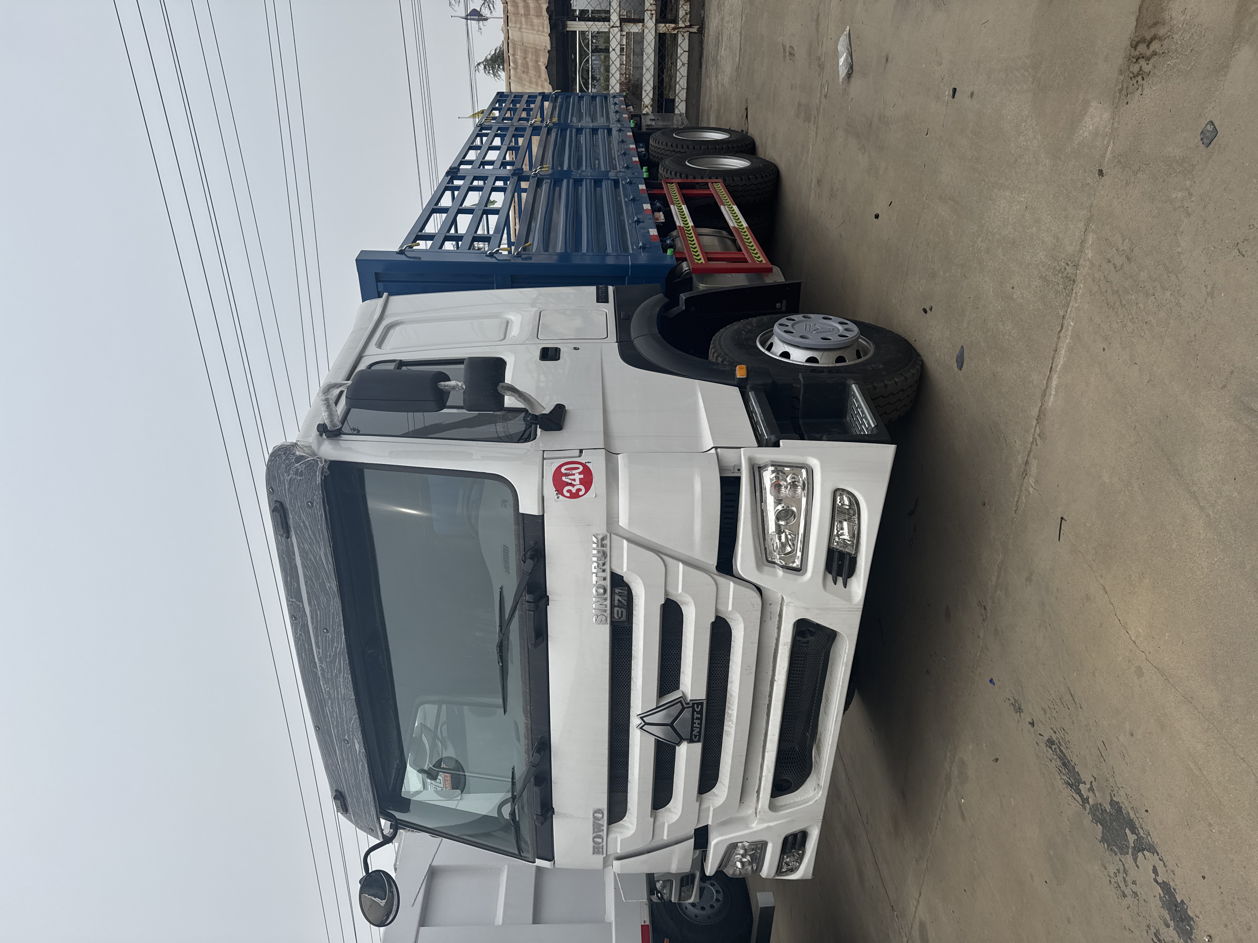 SINOTRUK HOWO 6×4 Stake Cargo Truck
