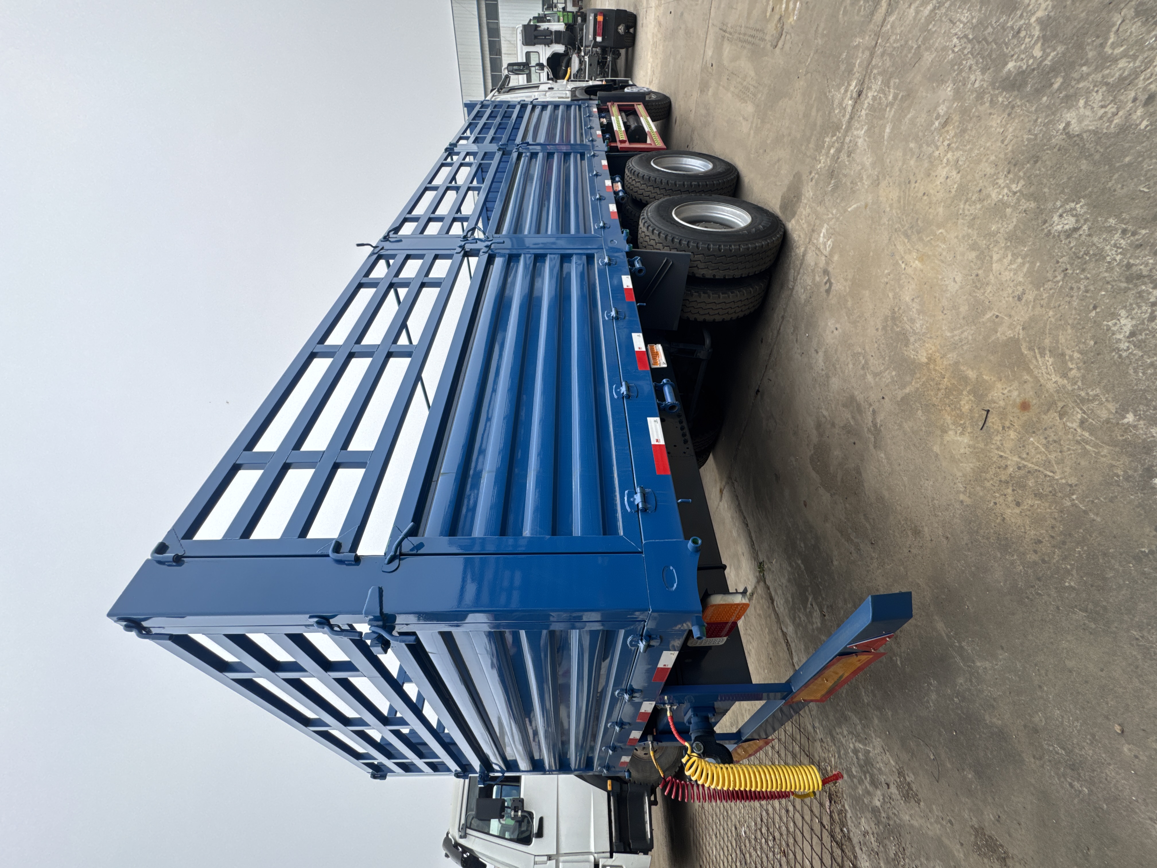 SINOTRUK HOWO 6×4 Stake Cargo Truck