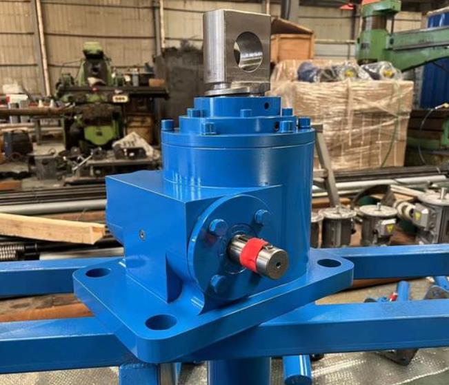 The screw jack is a mechanical device that drives the screw to perform linear motion through worm gear transmission